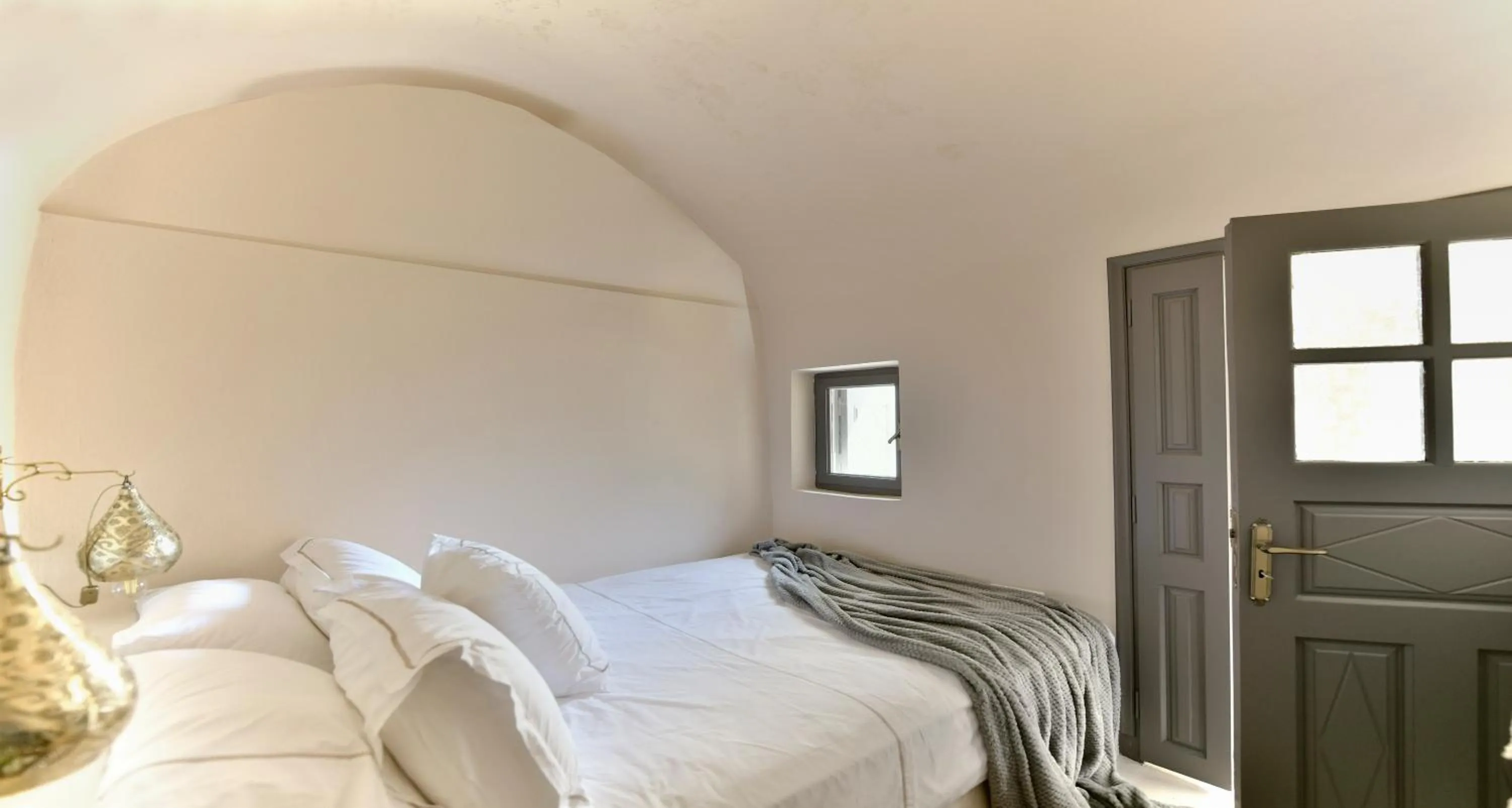 Bedroom, Bed in OIA UNIQUE HOMES by K&K