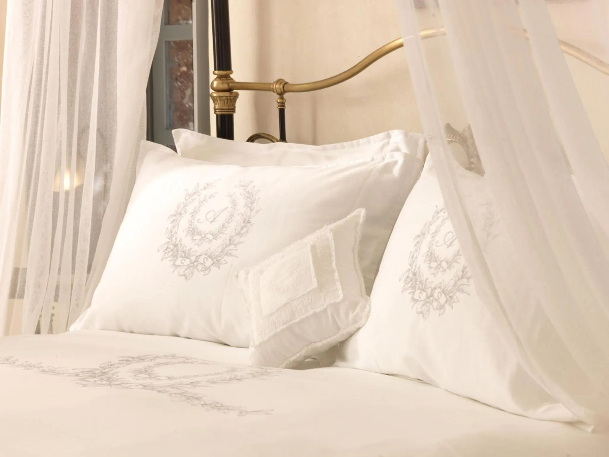 Decorative detail, Bed in OIA UNIQUE HOMES by K&K