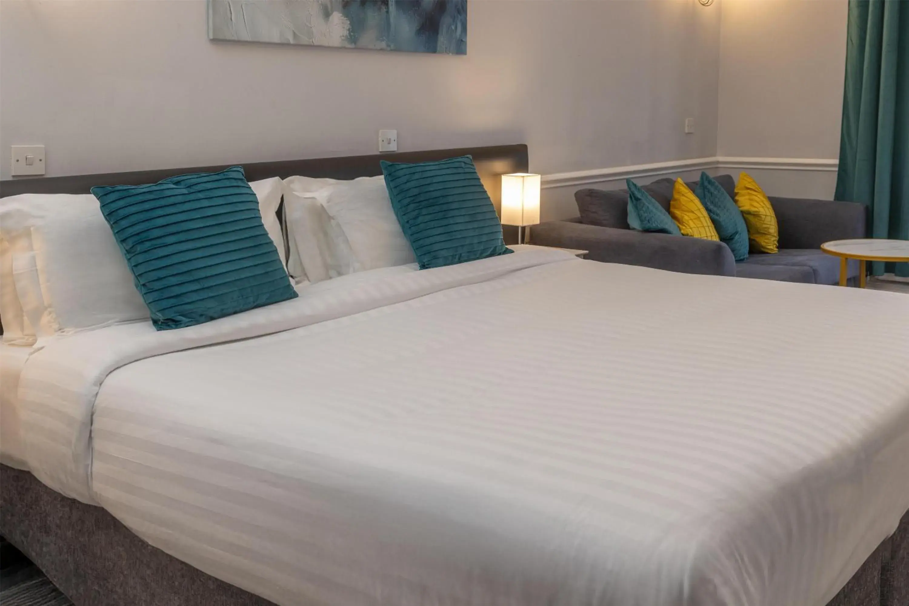 Large Superior King Room with Sofa Bed - Convert to Twin Beds/Non-Smoking in Best Western The Plough Hotel Large Superior King Room with Sofa Bed - Convert to Twin Beds/Non-Smoking in Best Western The Plough Hotel