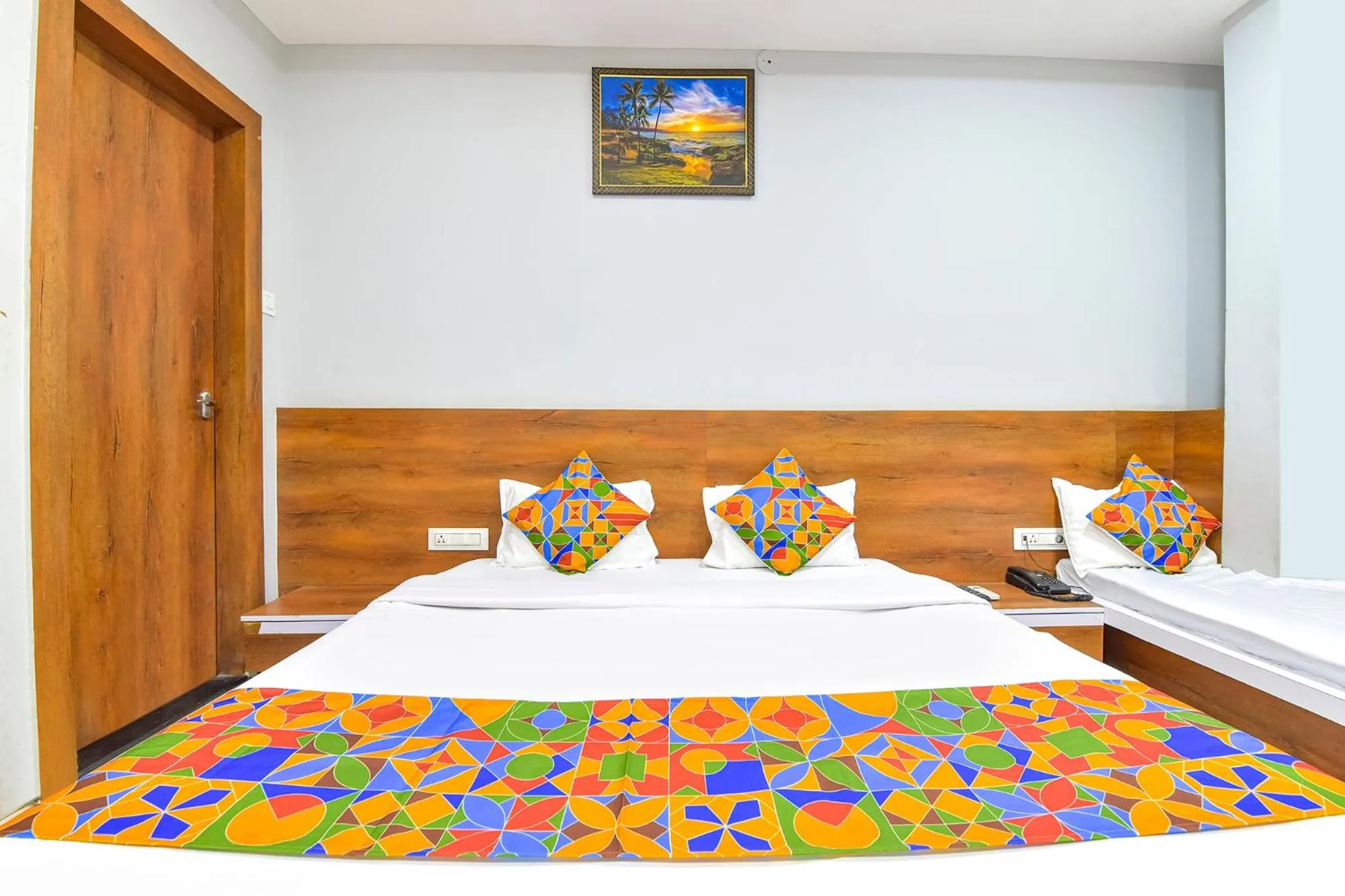 Bed in FabHotel Raghumani Palace - Nr Mahakal Mandir