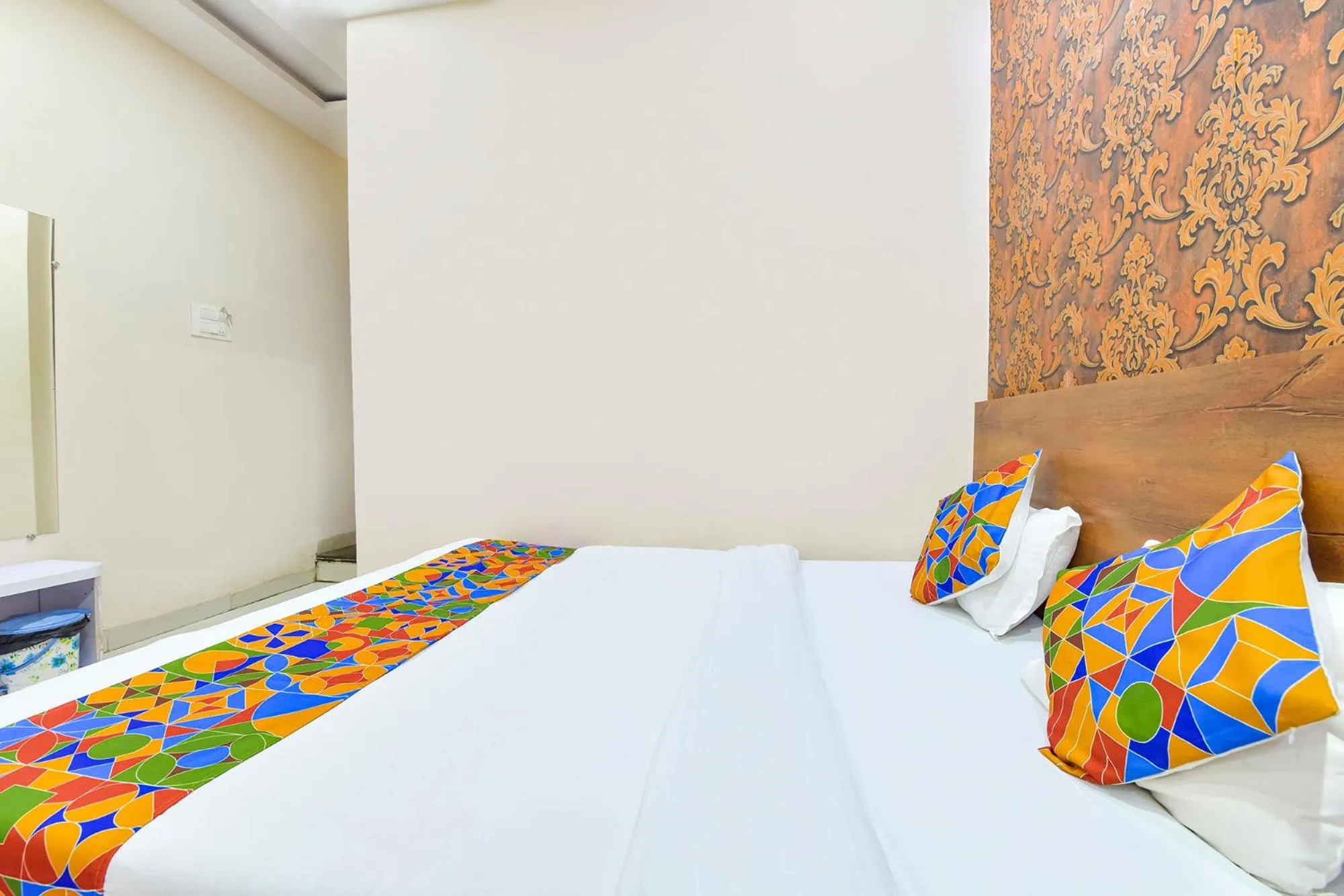 Bed in FabHotel Raghumani Palace - Nr Mahakal Mandir