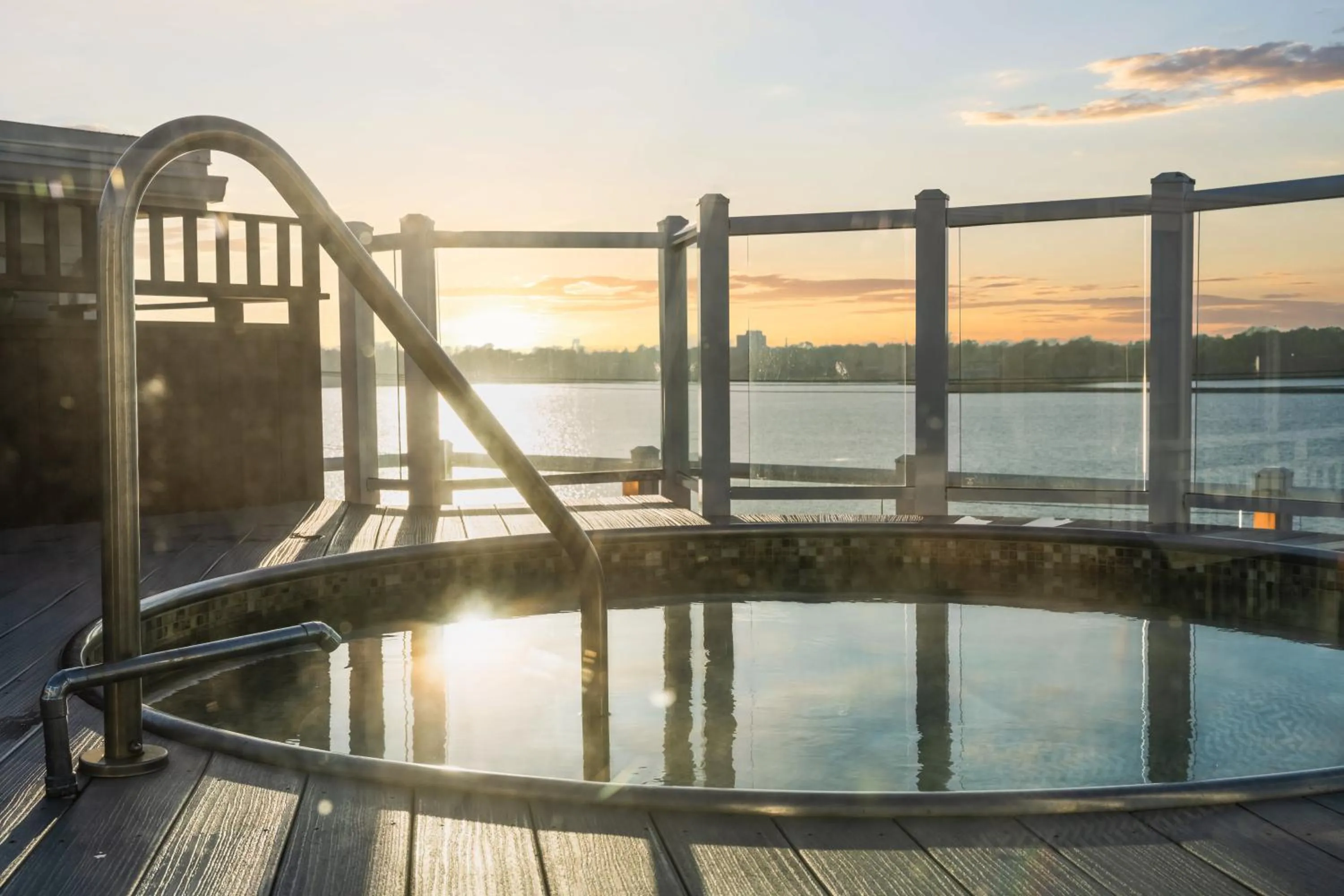 Hot Tub in Newport Beach Hotel & Suites