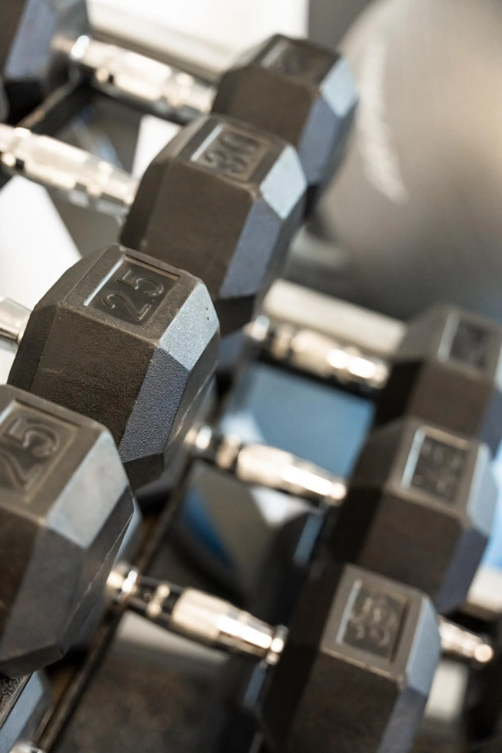 Fitness centre/facilities in Newport Beach Hotel & Suites