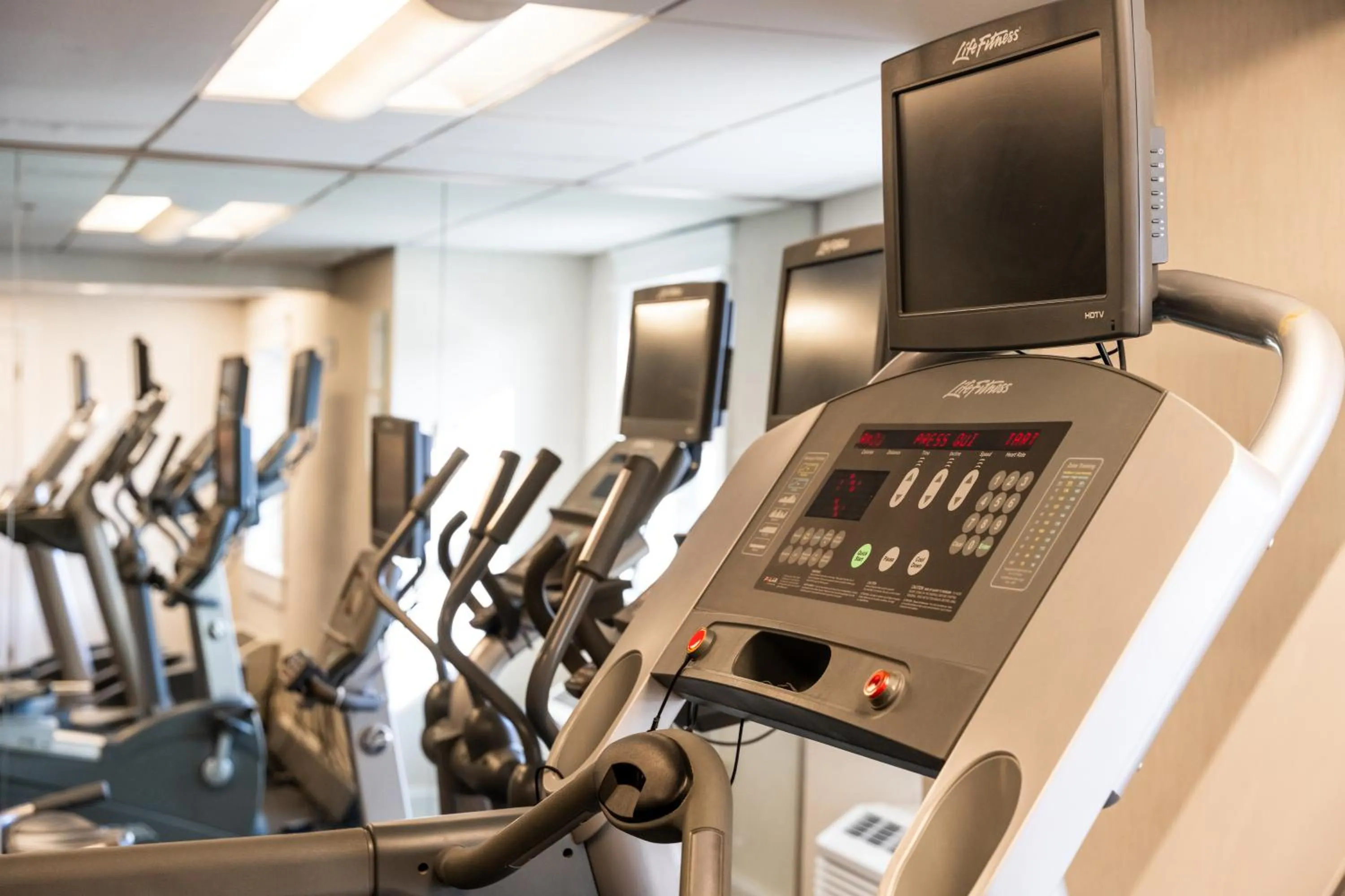 Fitness centre/facilities in Newport Beach Hotel & Suites