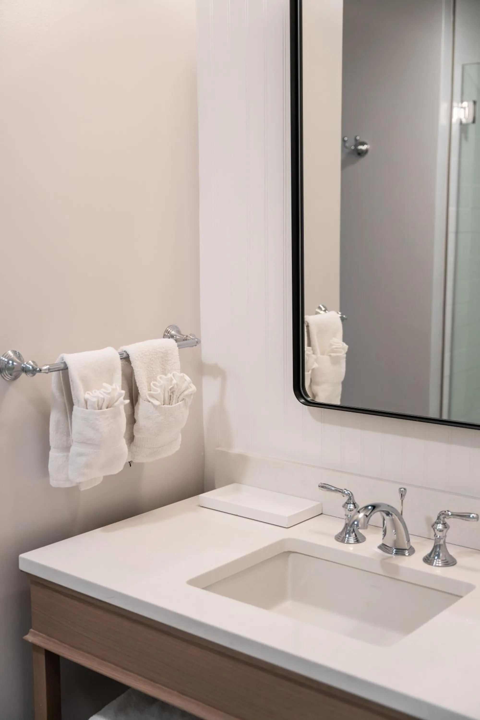 Bathroom in Newport Beach Hotel & Suites