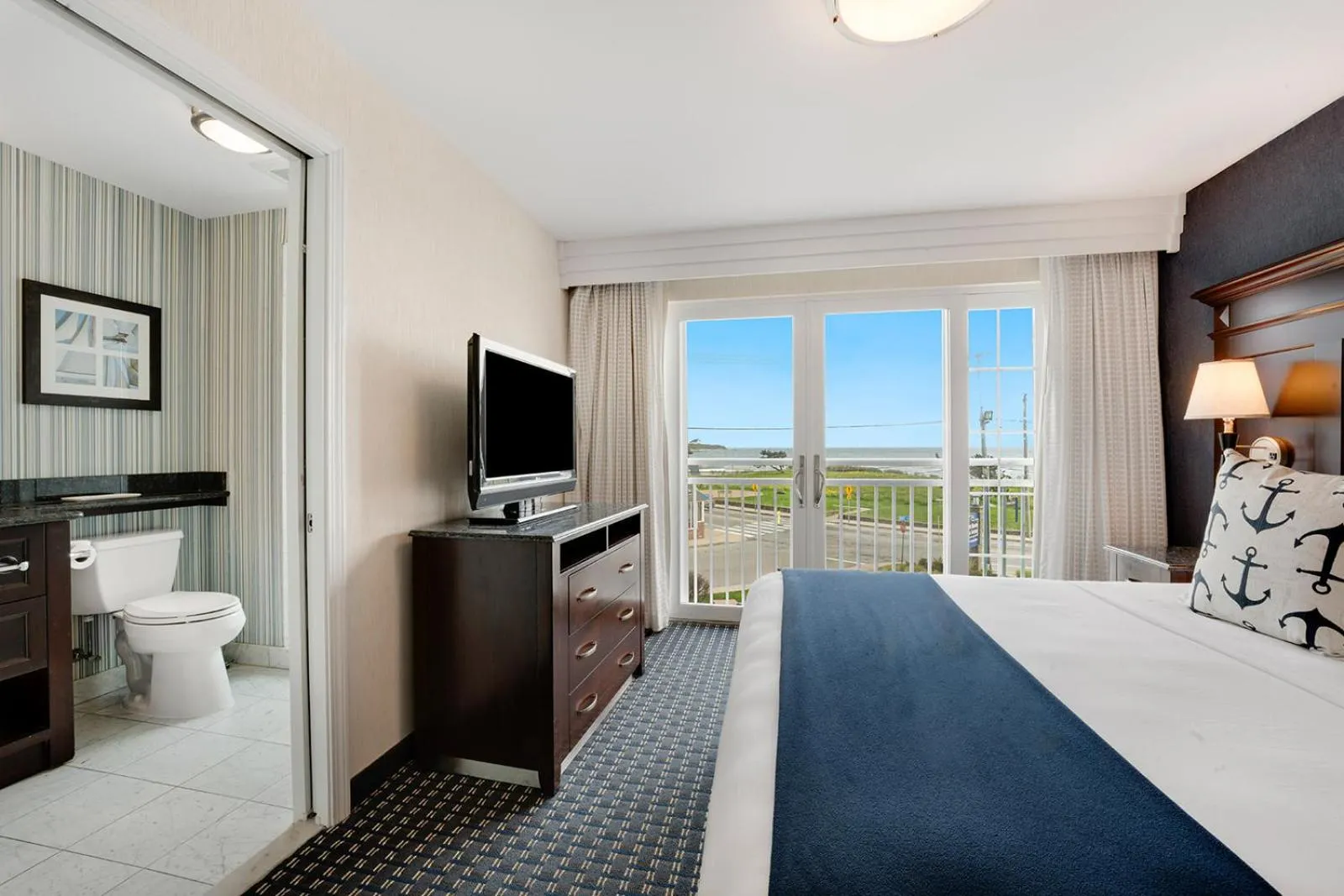 Bedroom, Bed in Newport Beach Hotel & Suites