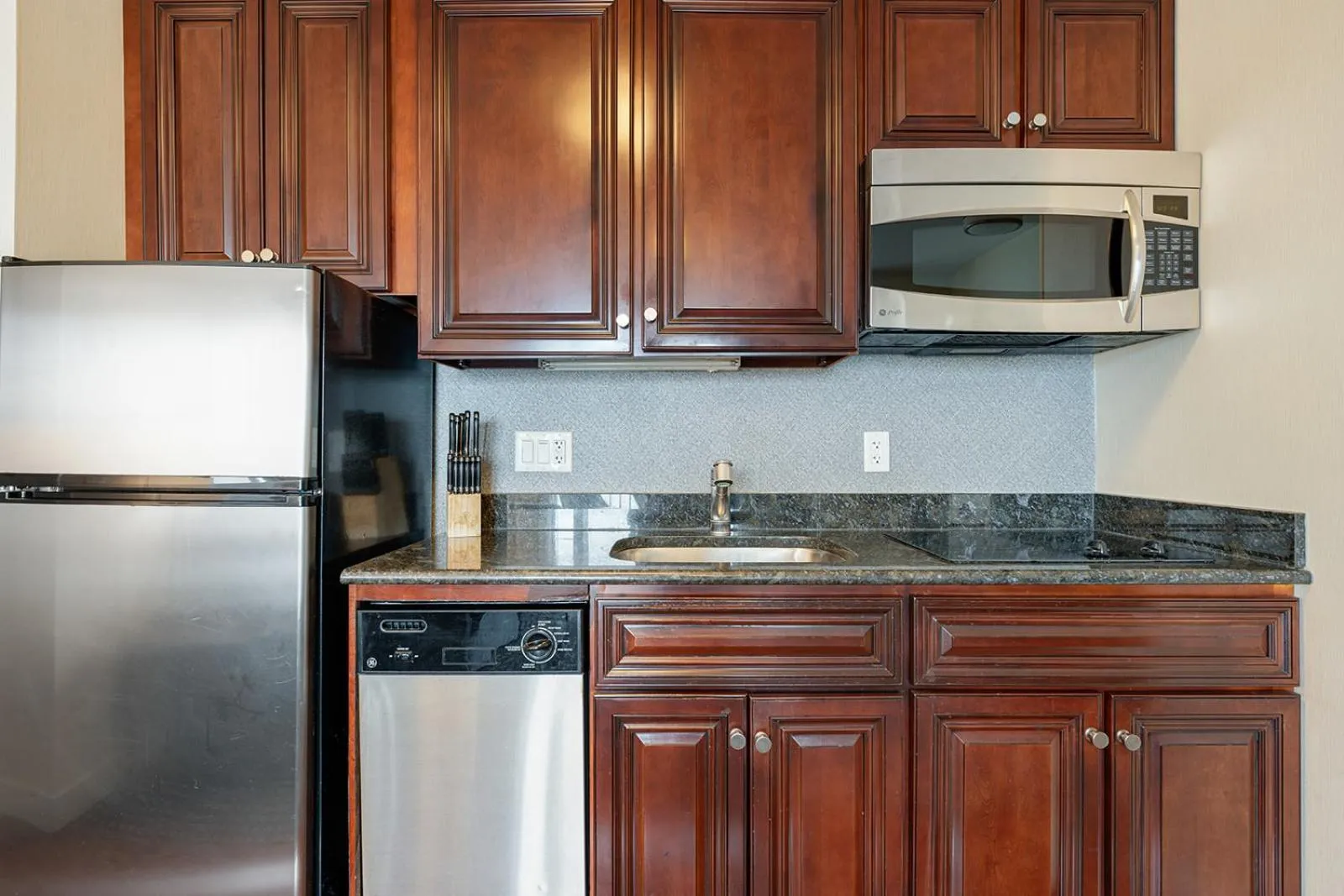 Kitchen or kitchenette in Newport Beach Hotel & Suites