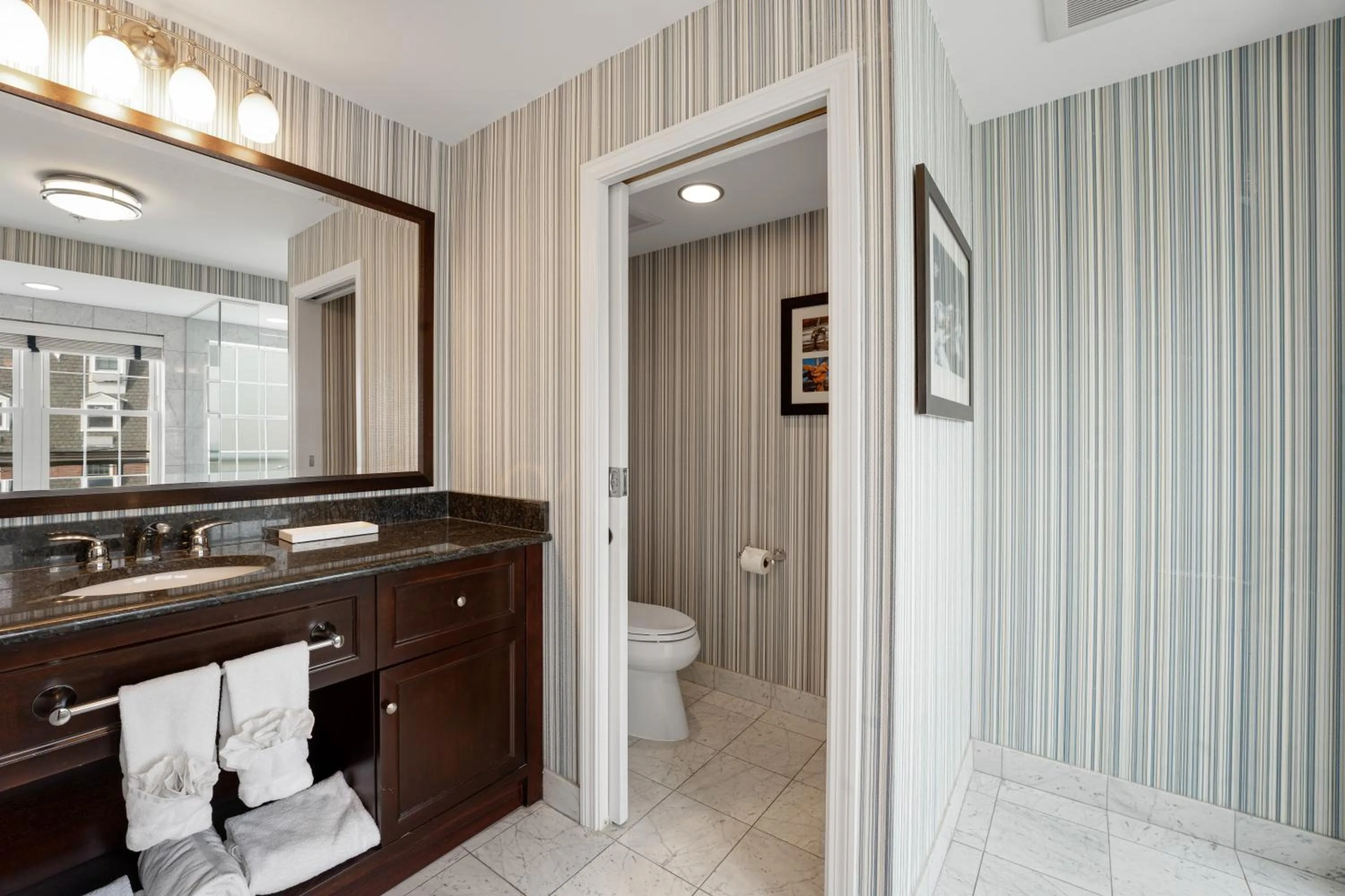 Bathroom in Newport Beach Hotel & Suites