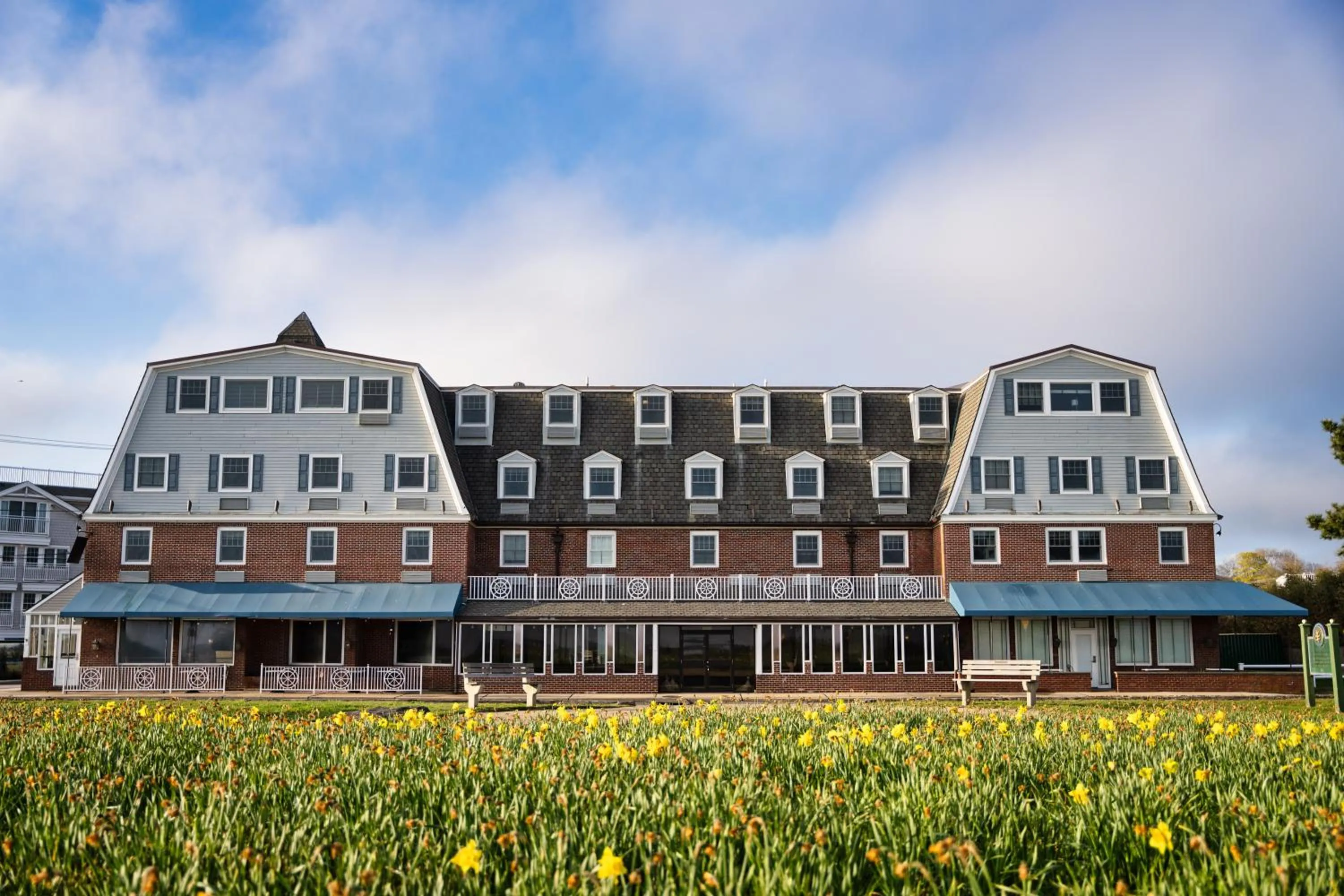 Property building in Newport Beach Hotel & Suites