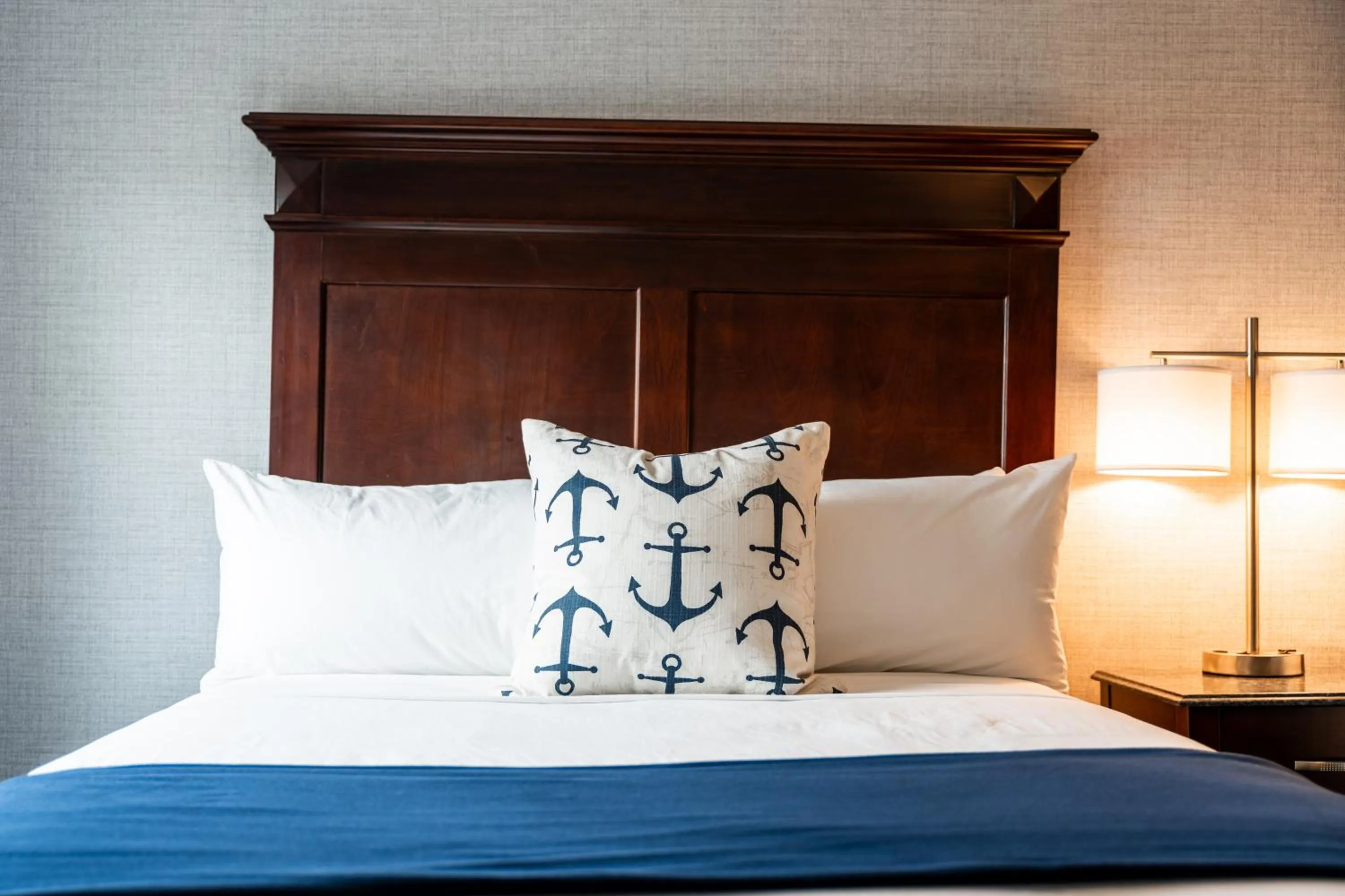 Bed in Newport Beach Hotel & Suites