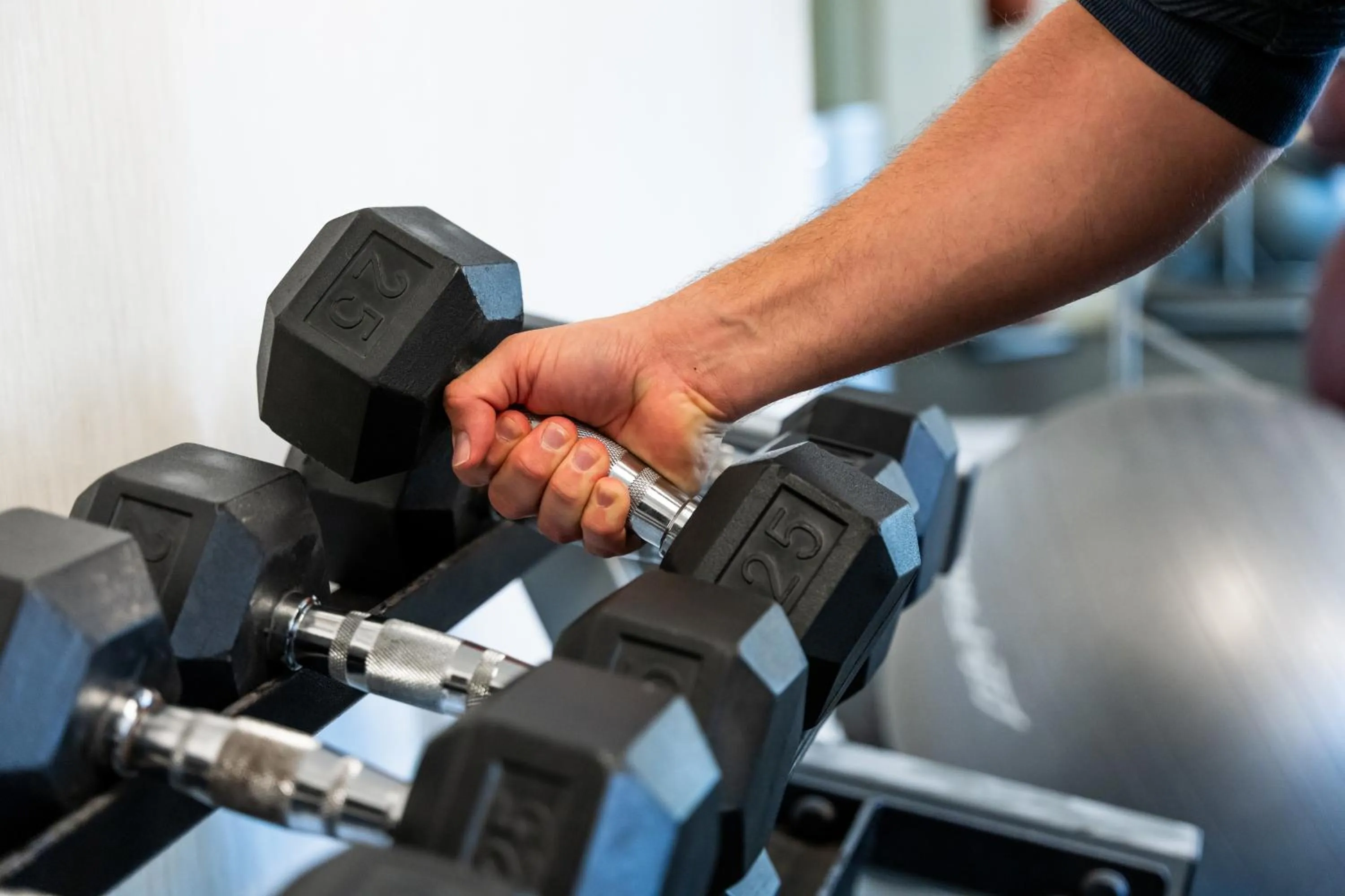 Fitness centre/facilities in Newport Beach Hotel & Suites