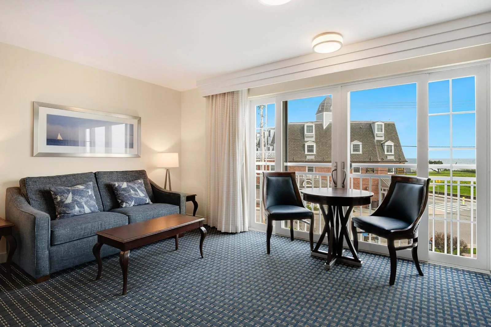 Living room in Newport Beach Hotel & Suites