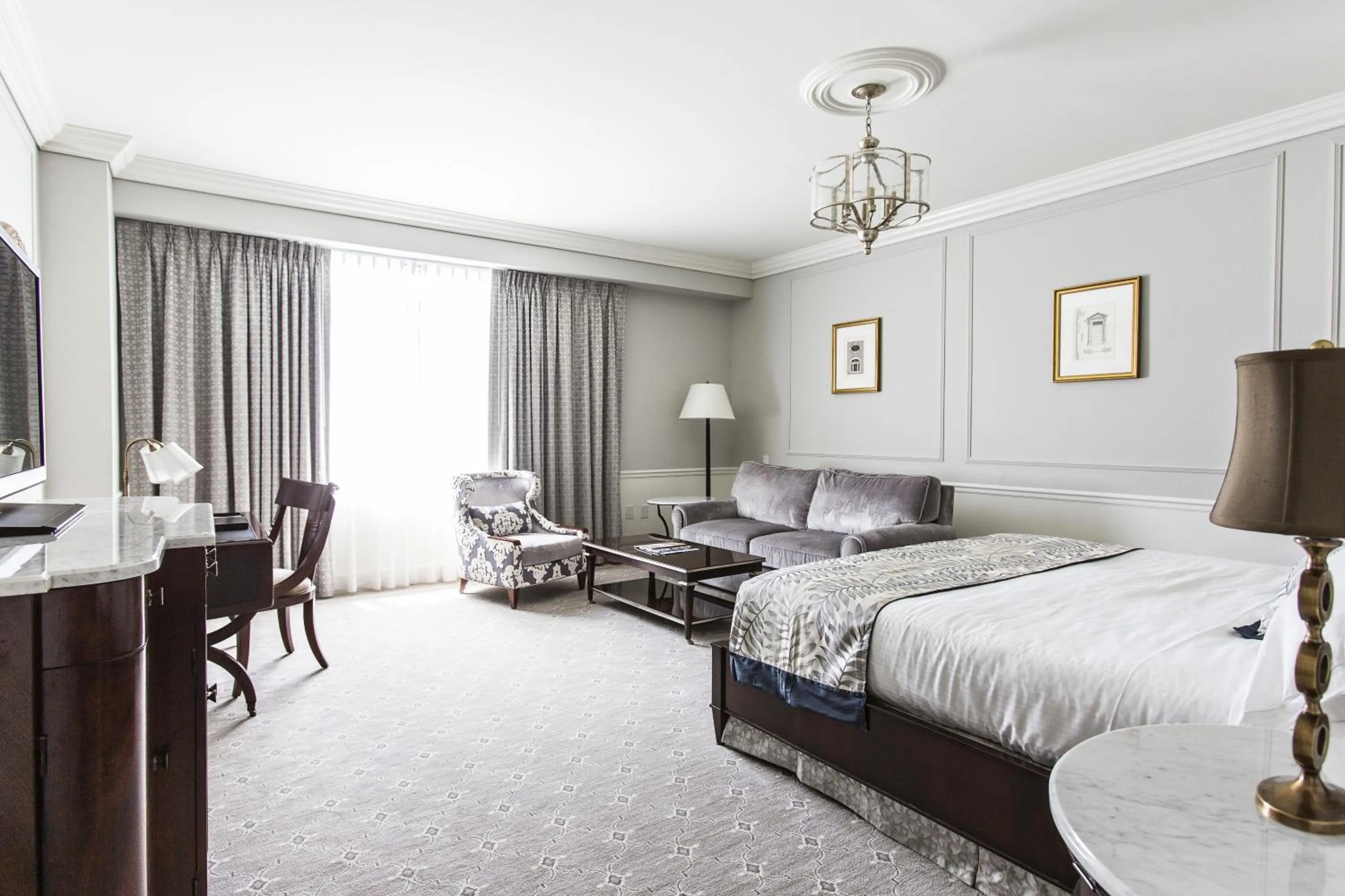 Seating area, Bed in The Charleston Place