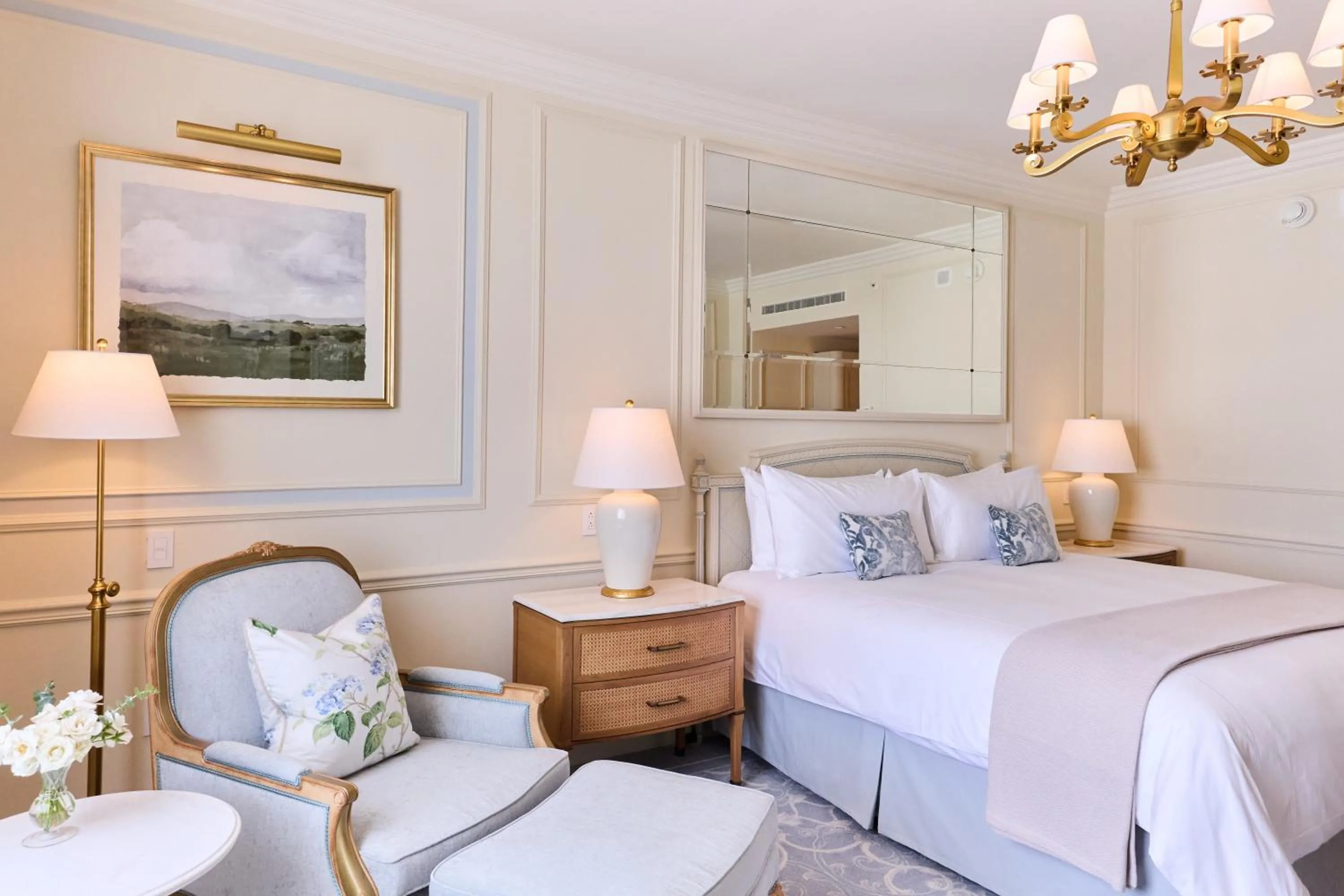 Seating area, Bed in The Charleston Place