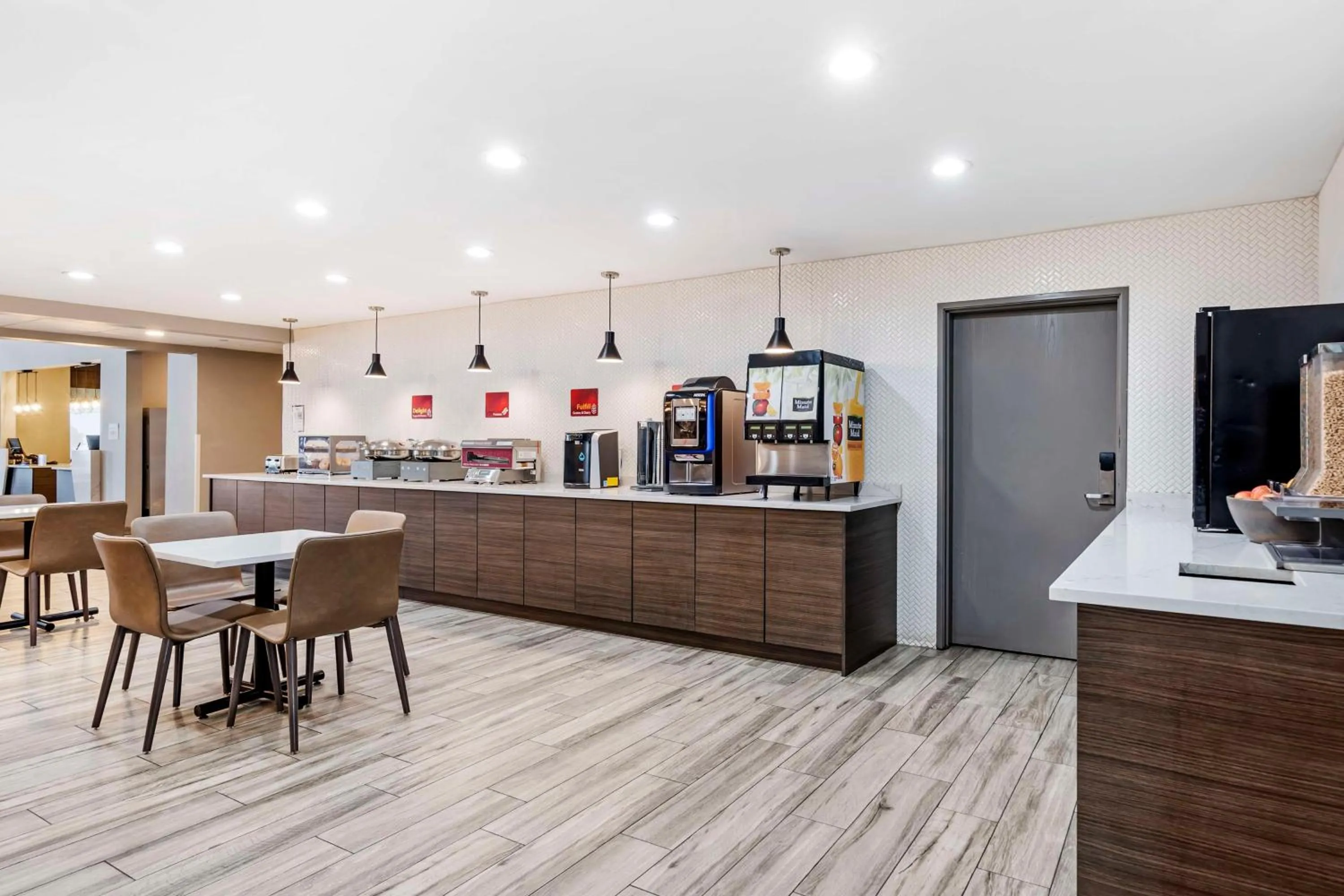 Breakfast in Best Western Plus Bourbonnais Hotel & Suites