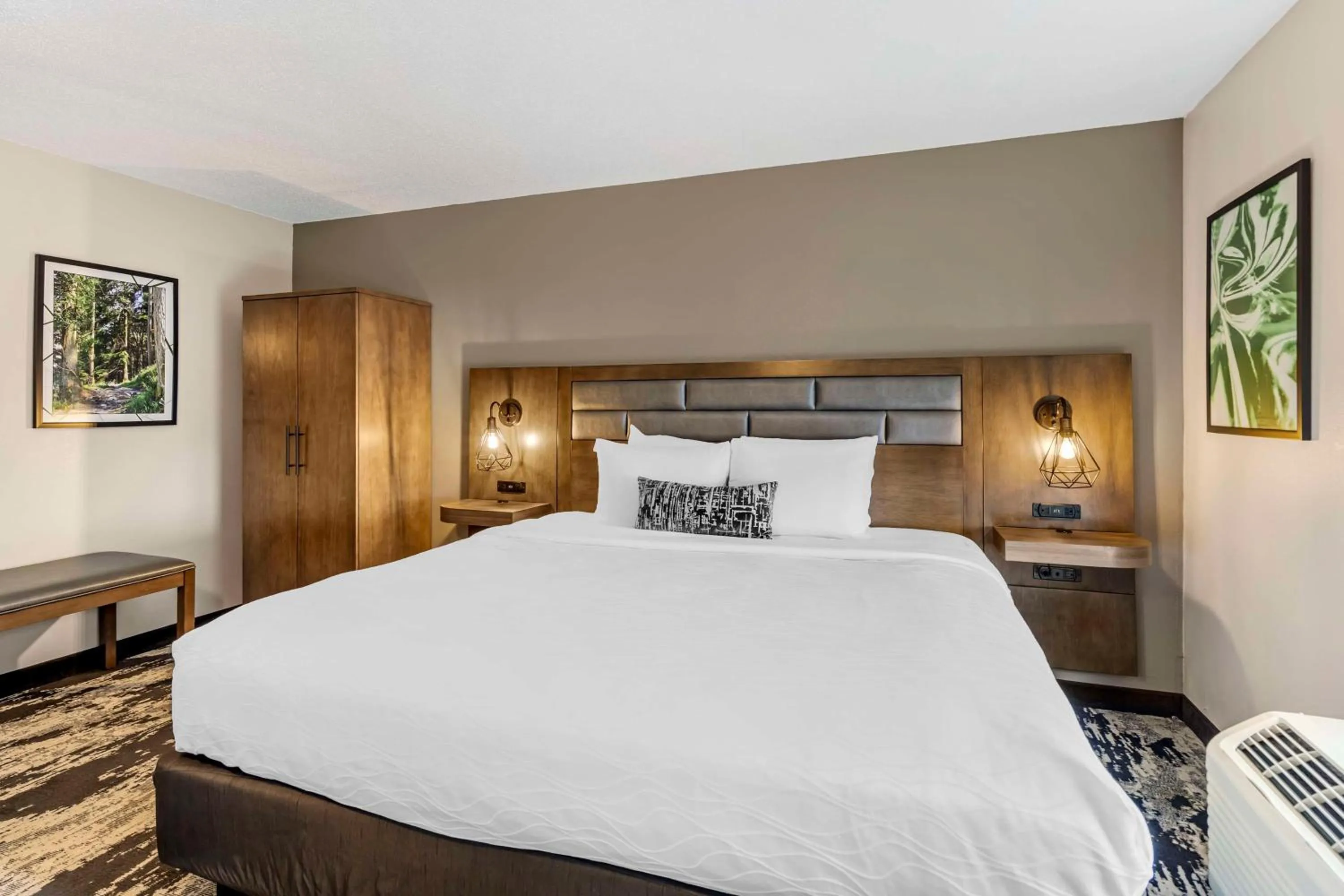 Photo of the whole room, Bed in Best Western Plus Bourbonnais Hotel & Suites