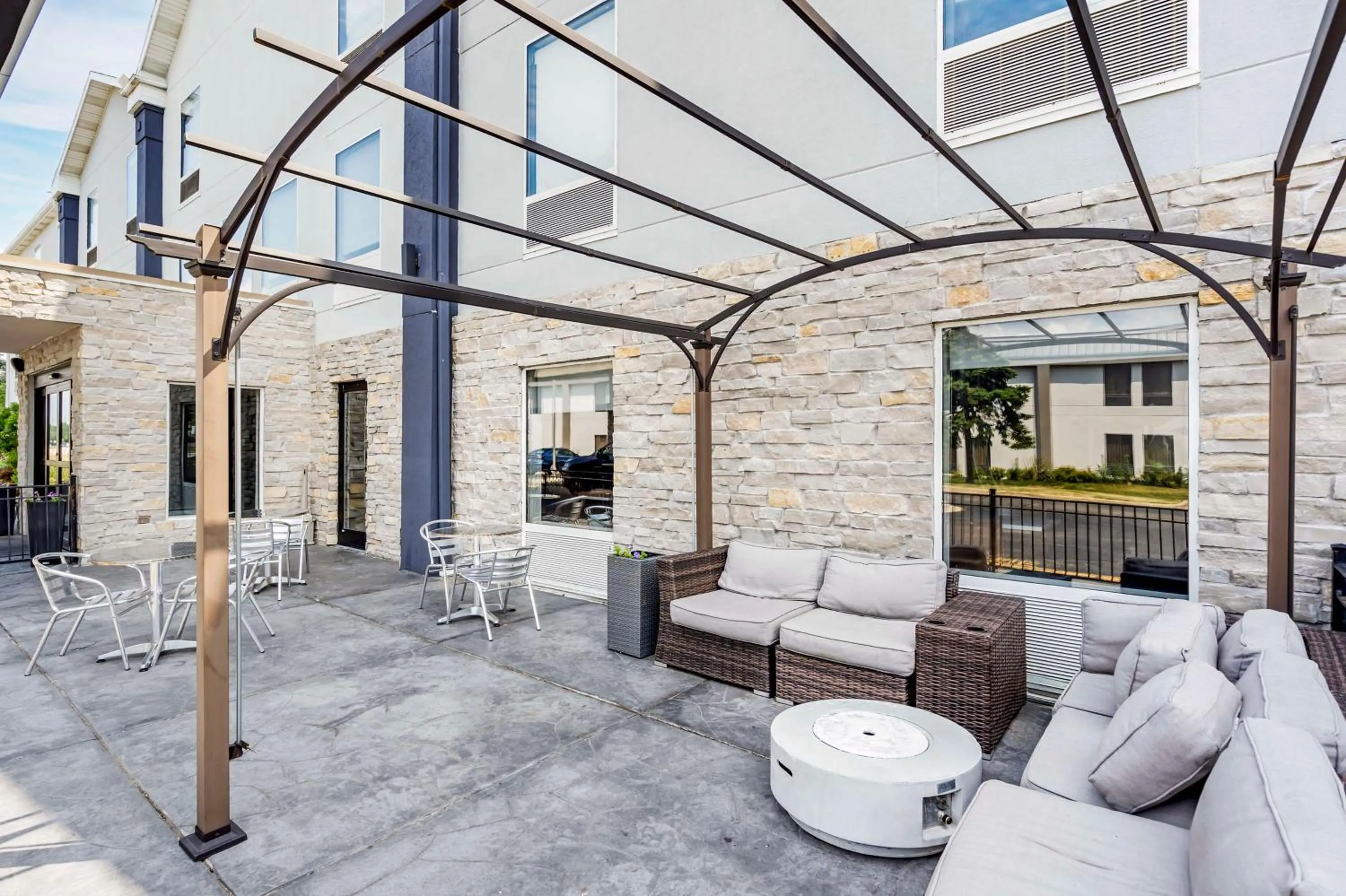 Property building in Best Western Plus Bourbonnais Hotel & Suites