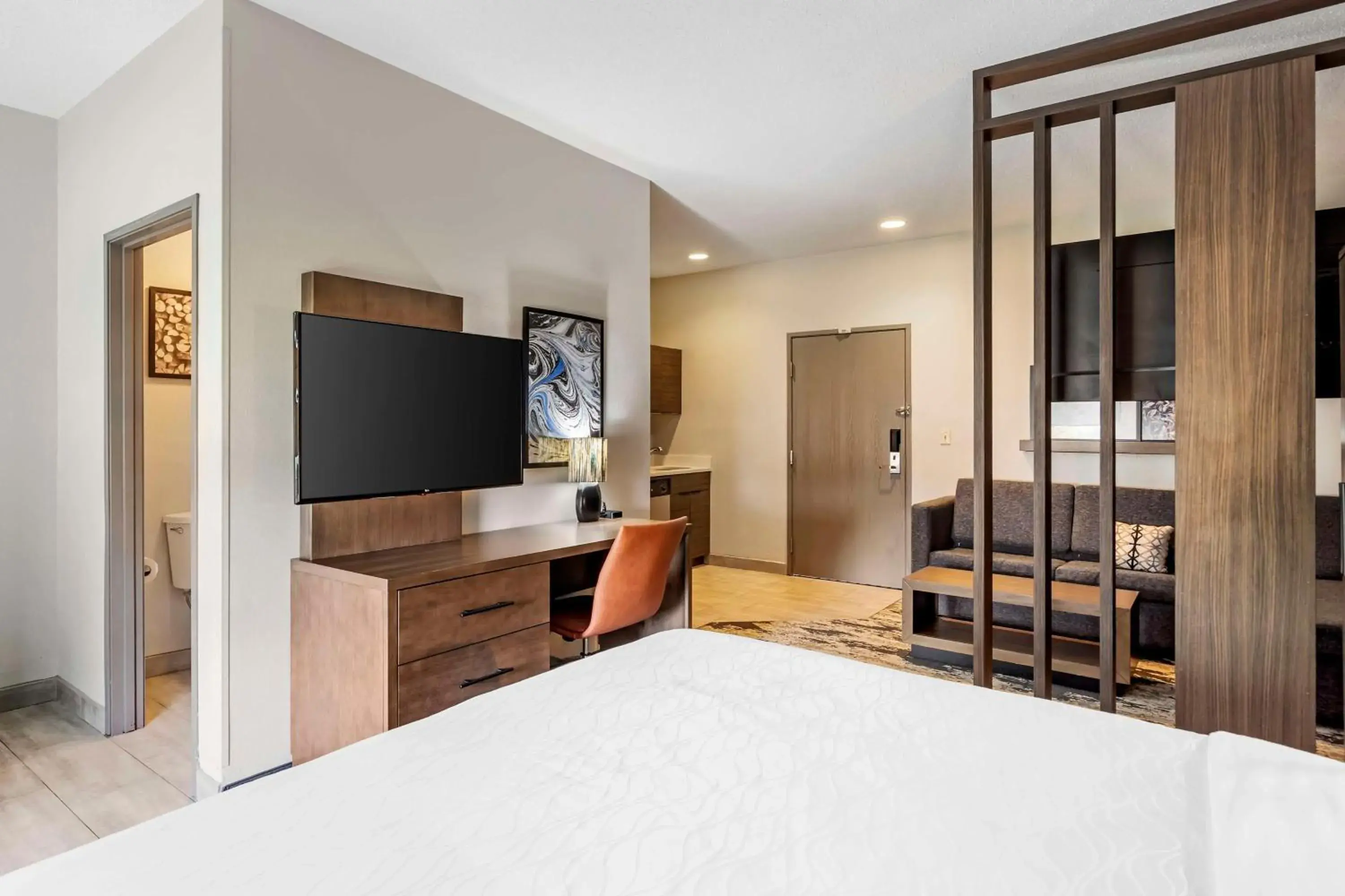 Photo of the whole room, Bed in Best Western Plus Bourbonnais Hotel & Suites Photo of the whole room, Bed in Best Western Plus Bourbonnais Hotel & Suites