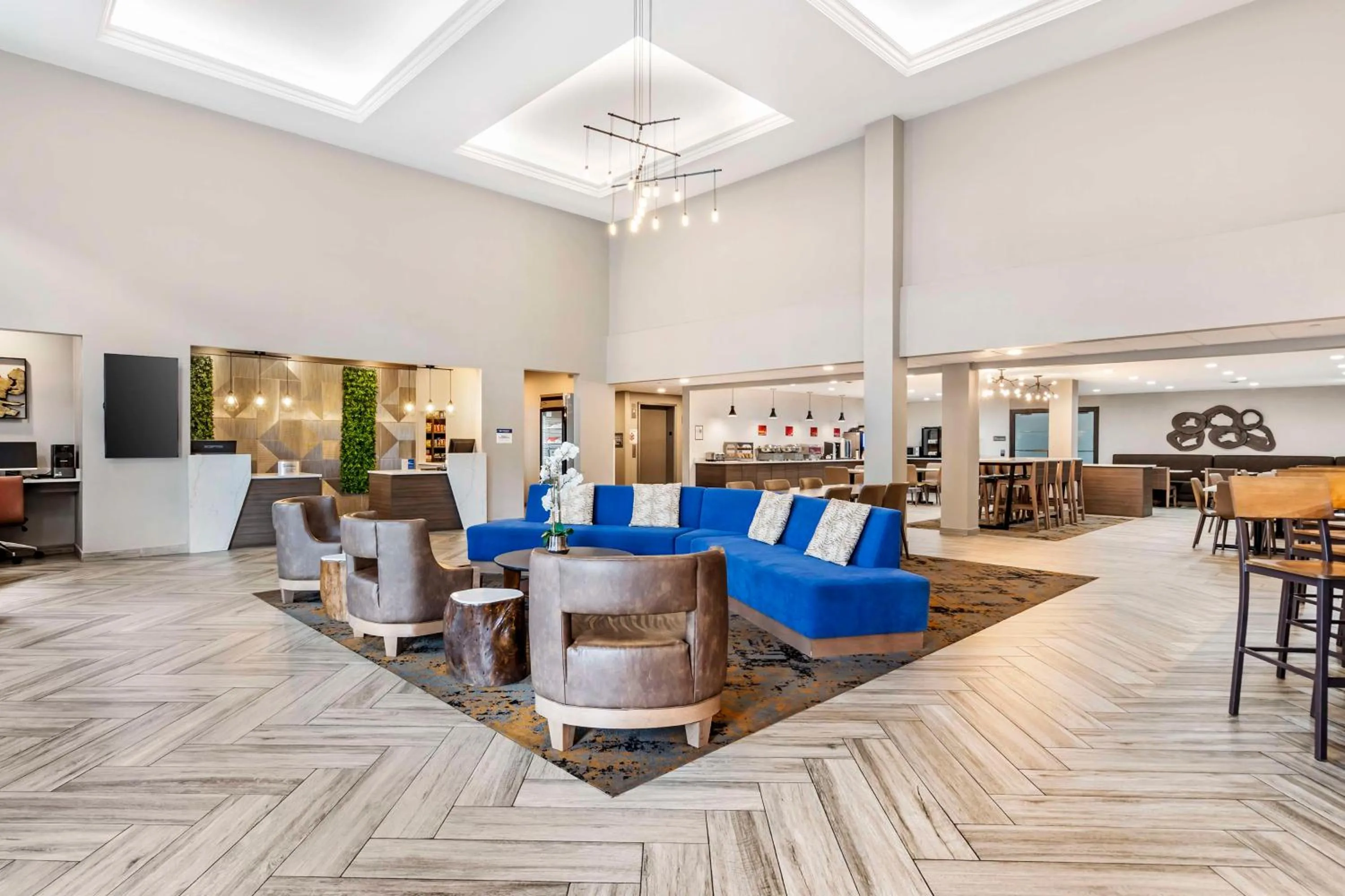 Lobby or reception in Best Western Plus Bourbonnais Hotel & Suites