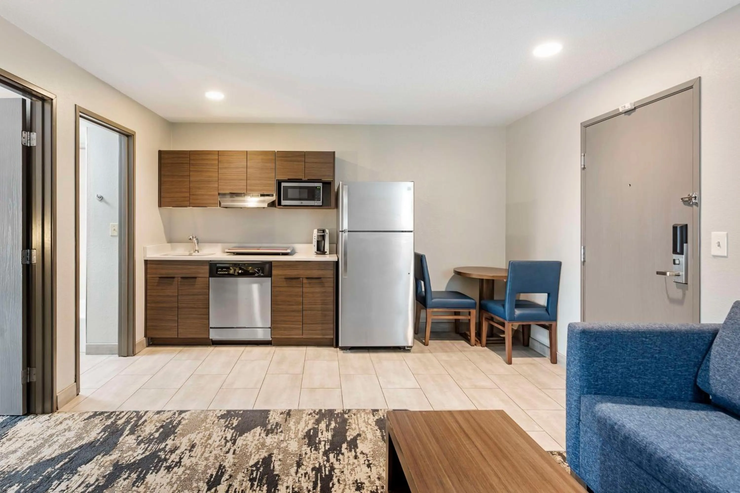 Kitchen or kitchenette in Best Western Plus Bourbonnais Hotel & Suites