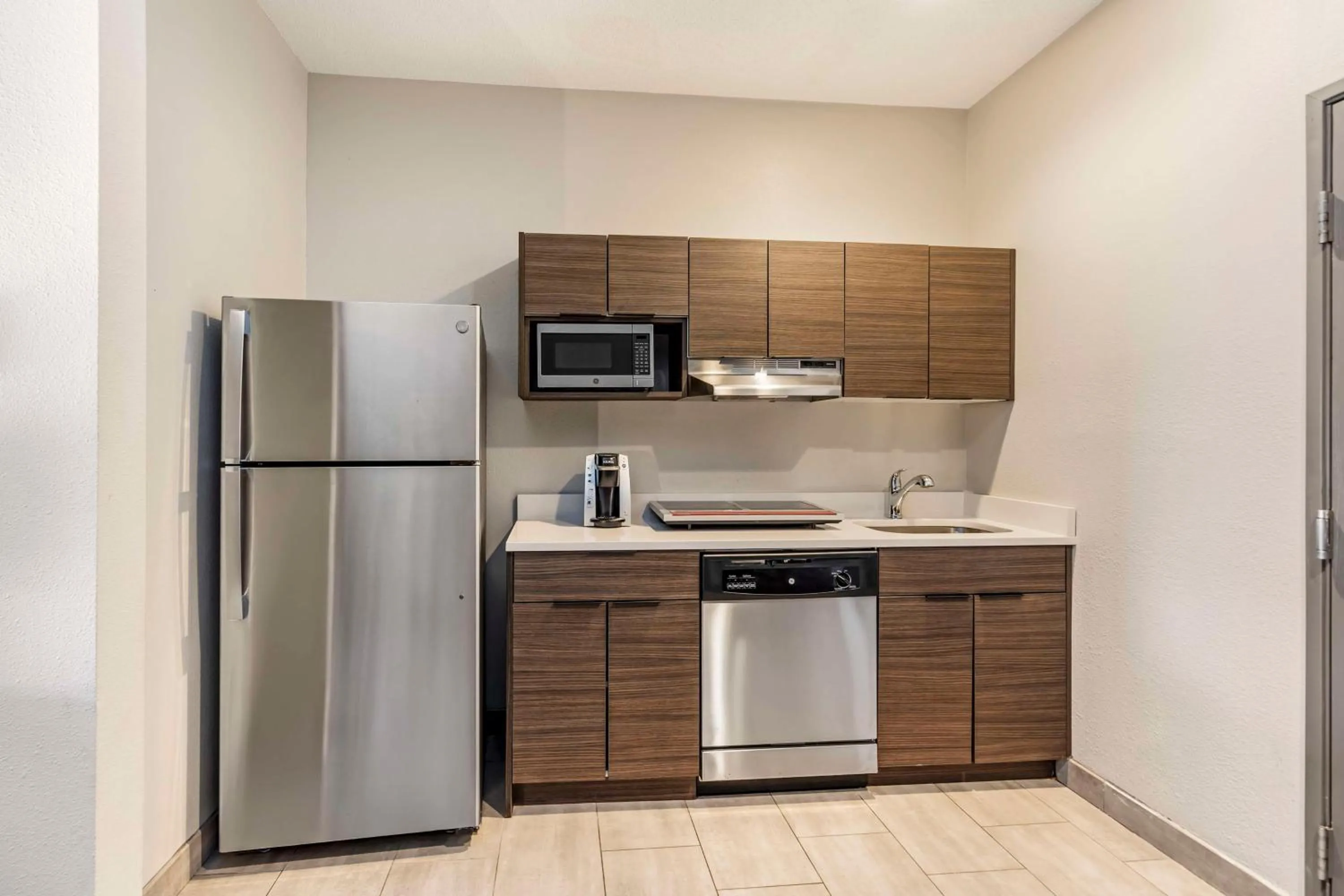 Kitchen or kitchenette in Best Western Plus Bourbonnais Hotel & Suites