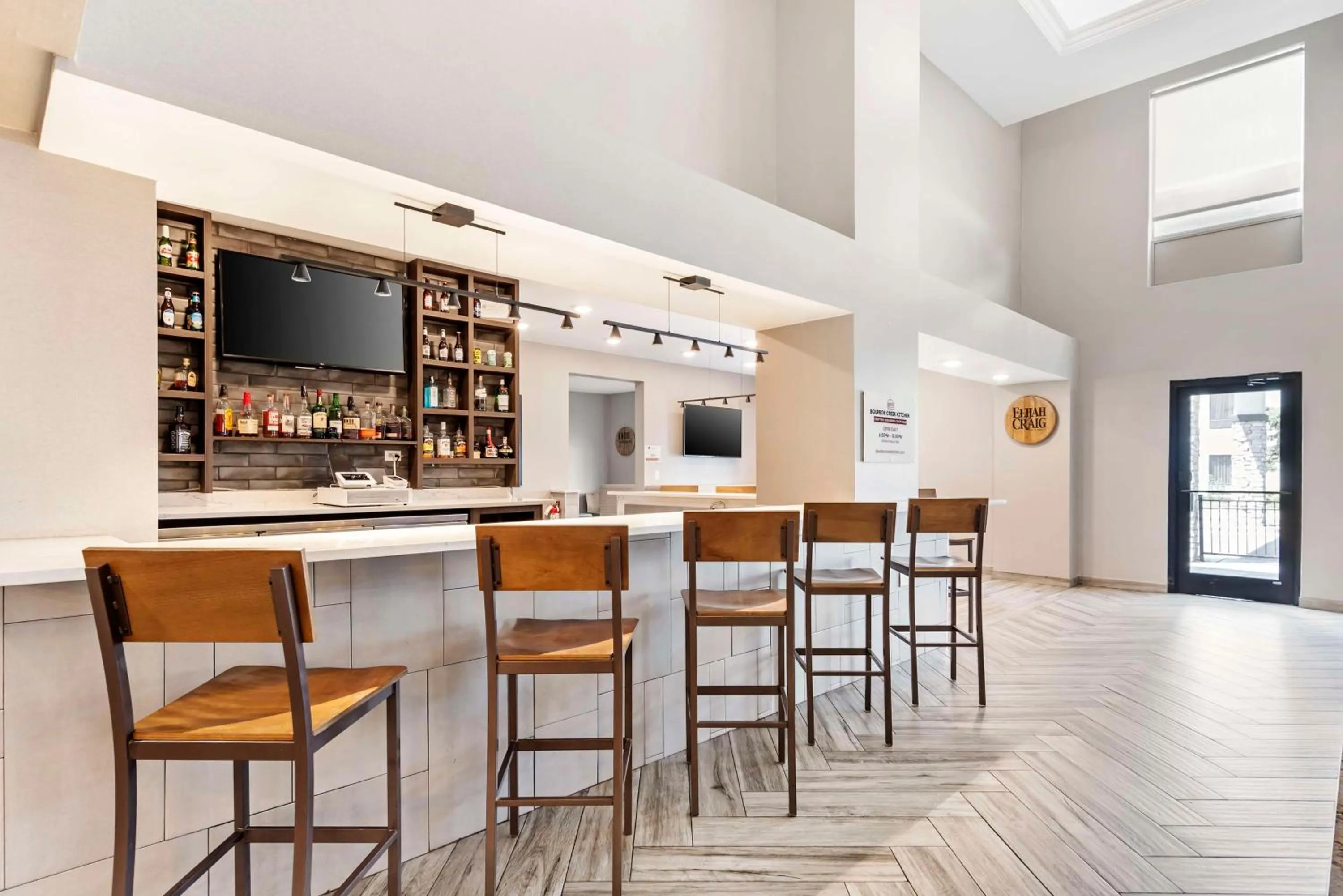 Lounge or bar in Best Western Plus Bourbonnais Hotel & Suites