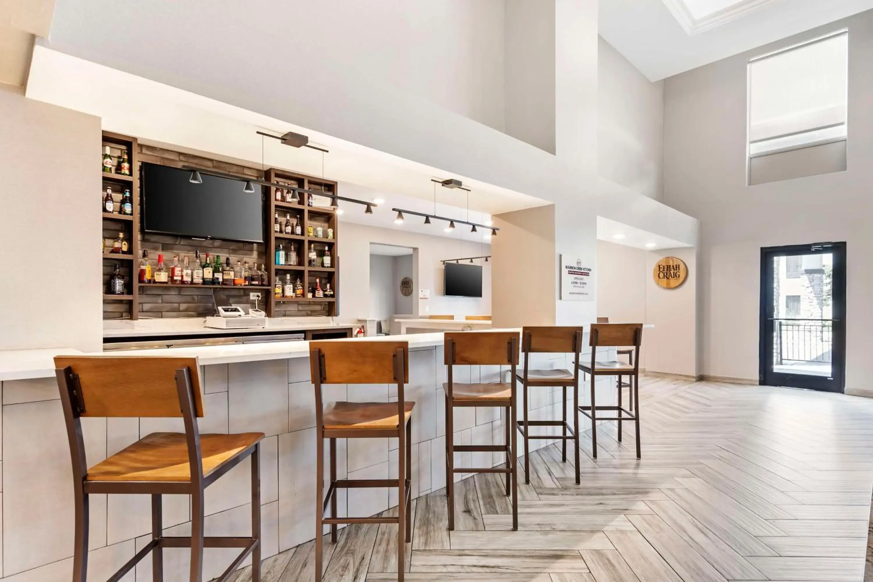 Lounge or bar in Best Western Plus Bourbonnais Hotel & Suites Lounge or bar in Best Western Plus Bourbonnais Hotel & Suites