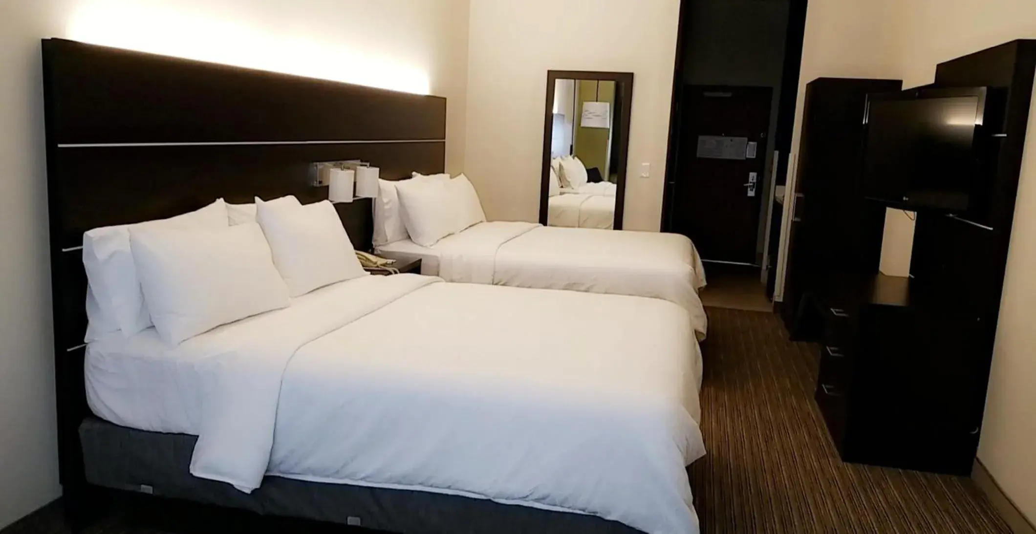 Standard Room with Two Queen Beds in Holiday Inn Express Madera by IHG Standard Room with Two Queen Beds in Holiday Inn Express Madera by IHG