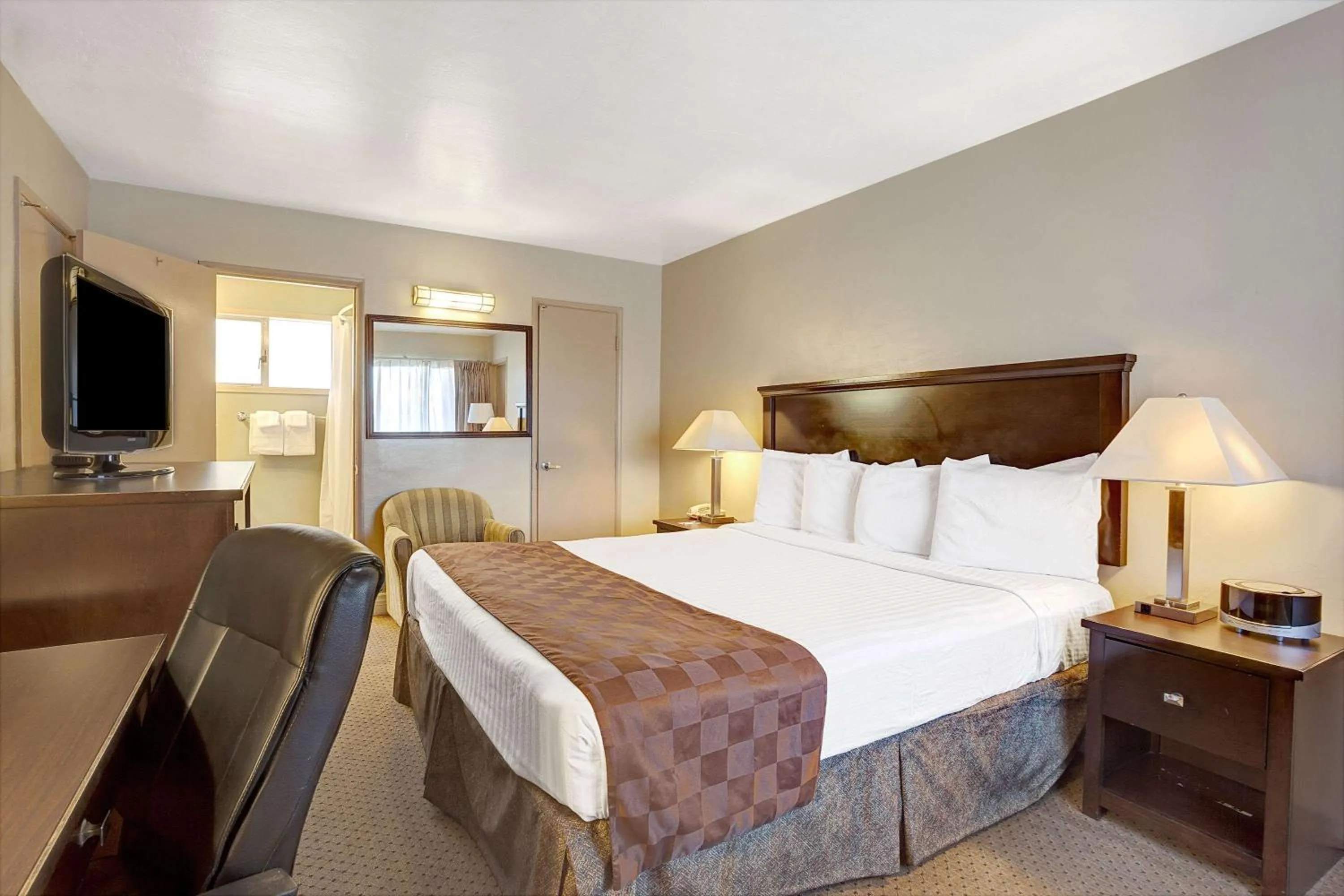 Photo of the whole room, Bed in Travelodge by Wyndham Everett City Center