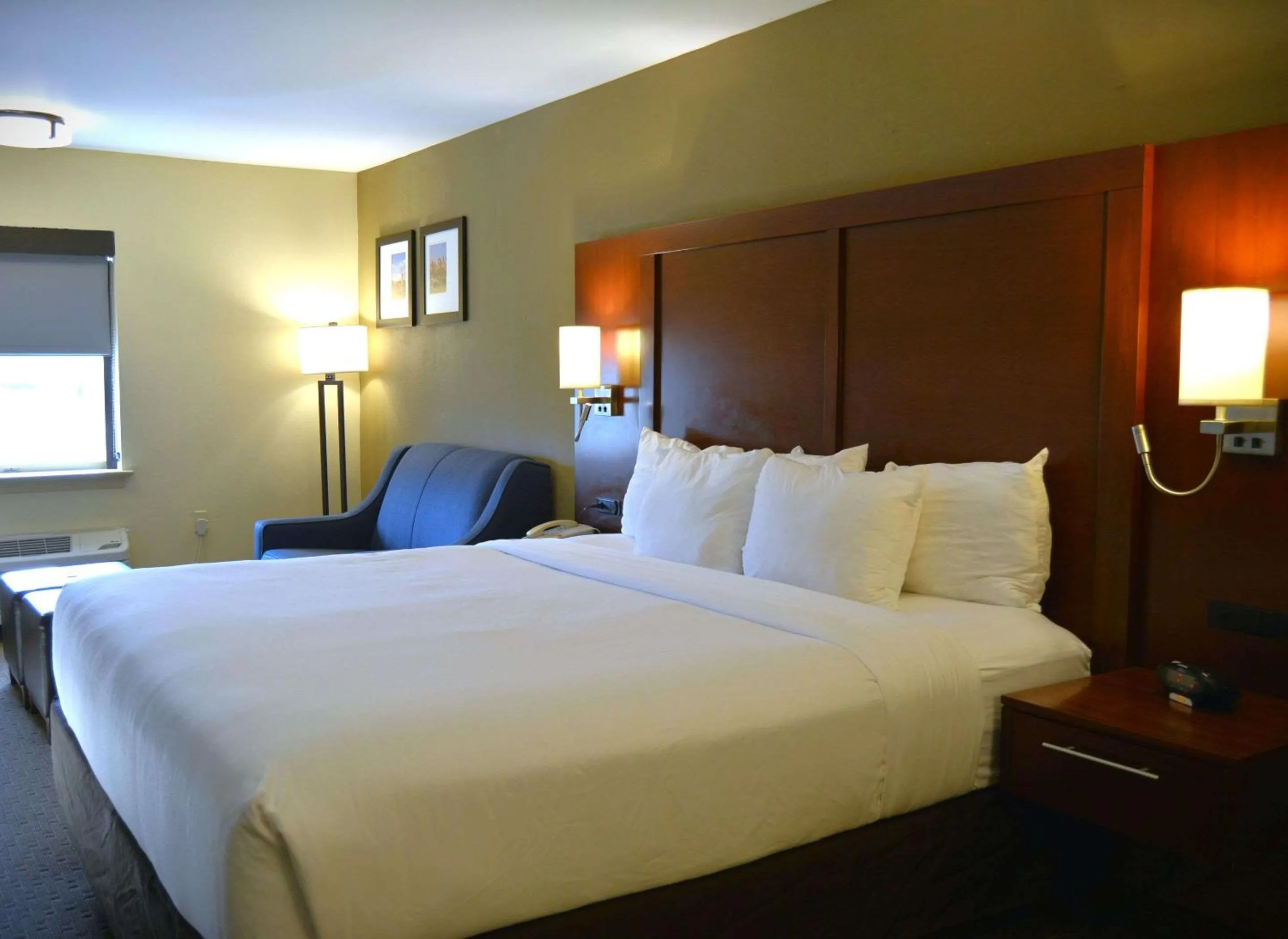 Bedroom, Bed in Comfort Inn Lancaster at Rockvale