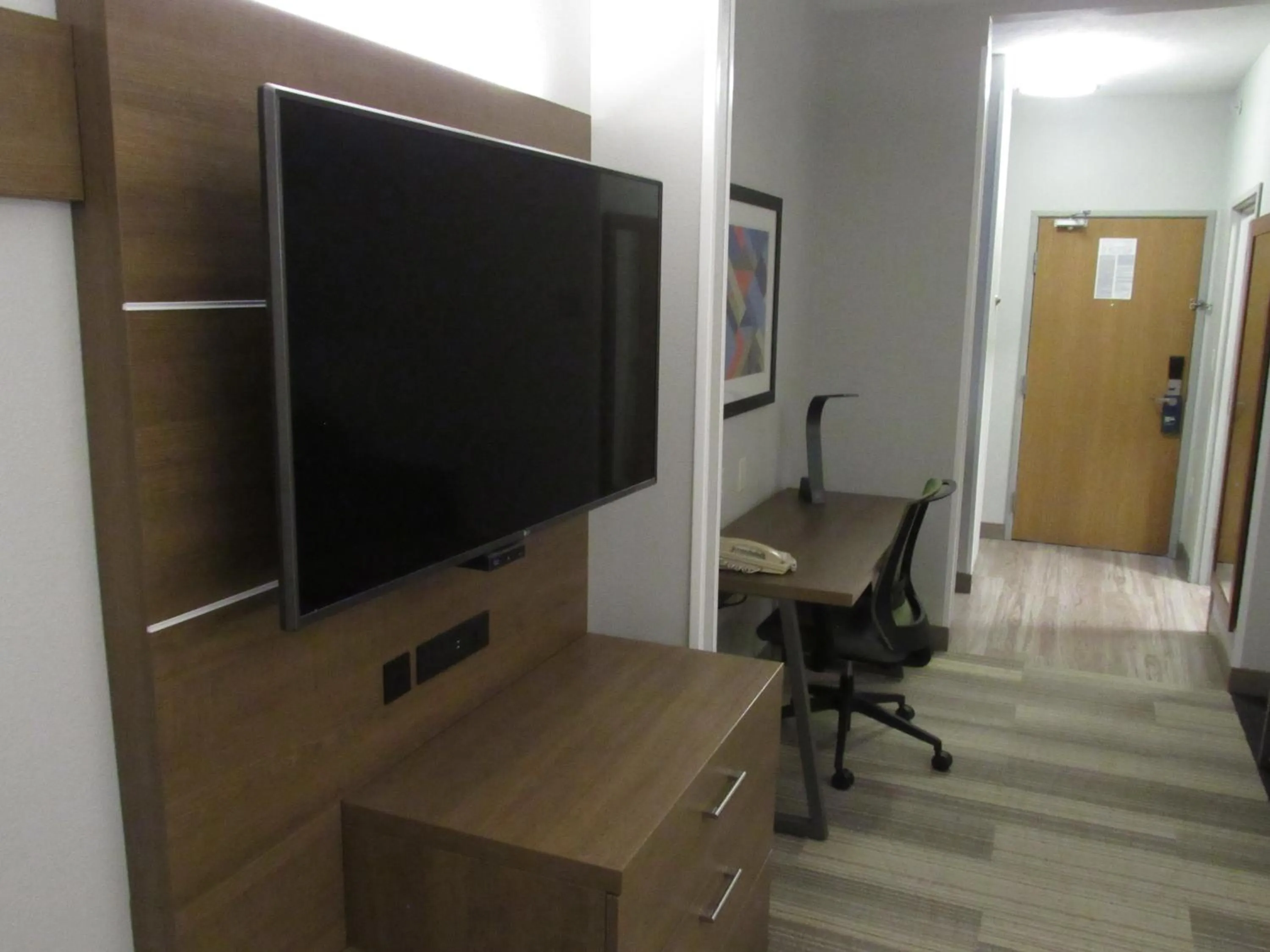 TV and multimedia in Holiday Inn Express Hotel & Suites Lincoln South by IHG