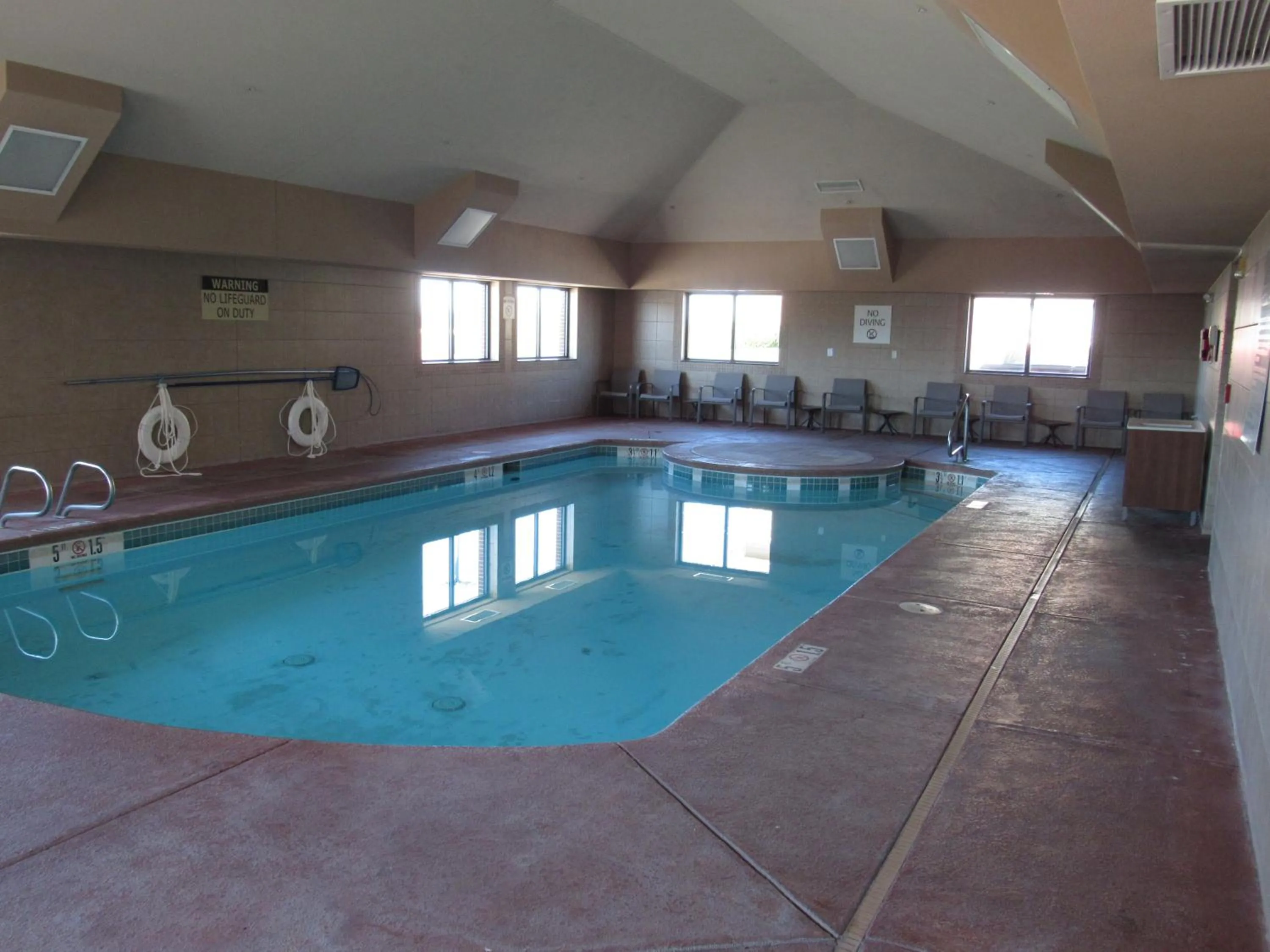 Swimming pool in Holiday Inn Express Hotel & Suites Lincoln South by IHG