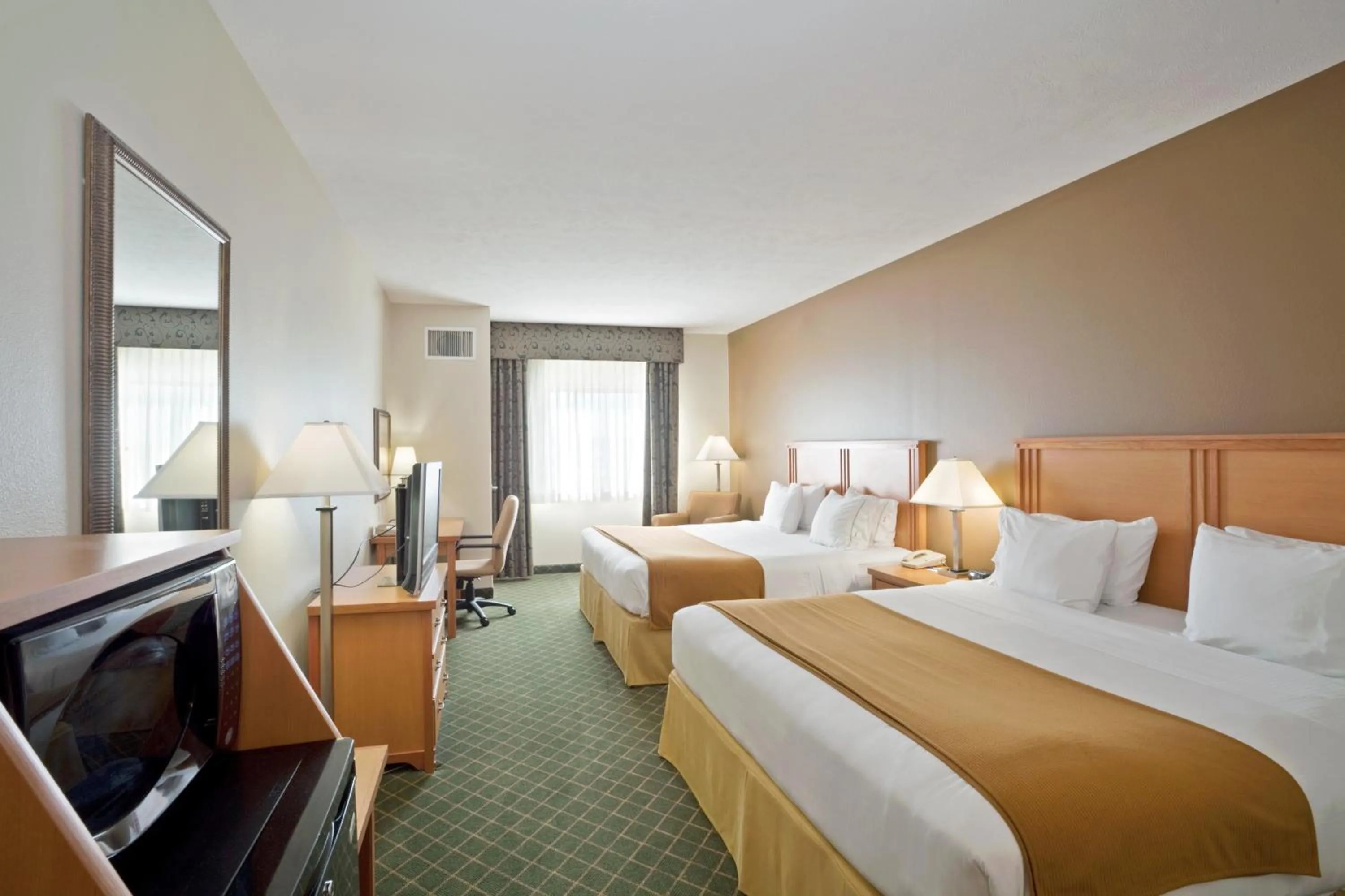 Photo of the whole room, Bed in Holiday Inn Express Hotel & Suites Lincoln South by IHG
