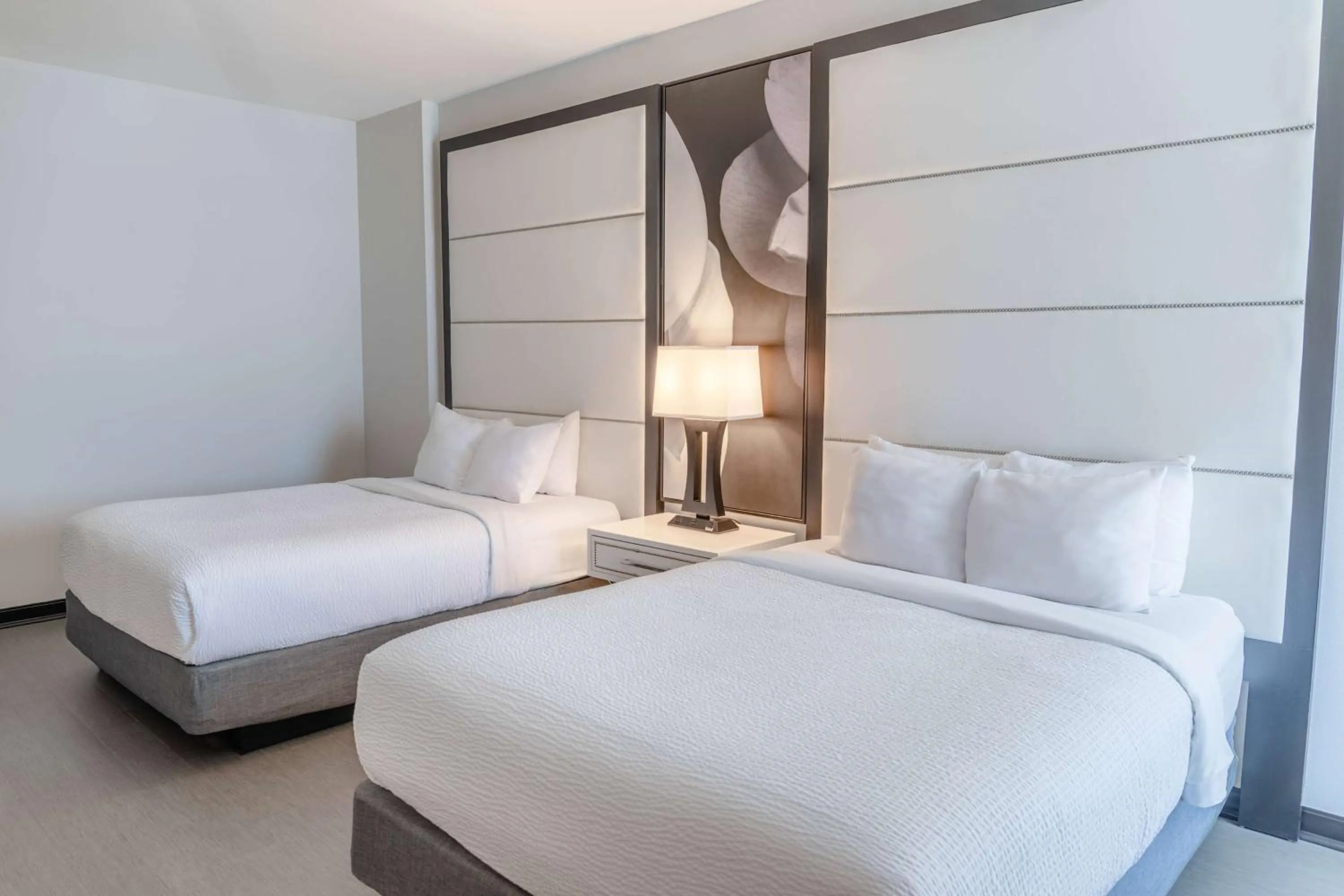 Photo of the whole room, Bed in TRYP by Wyndham Savannah