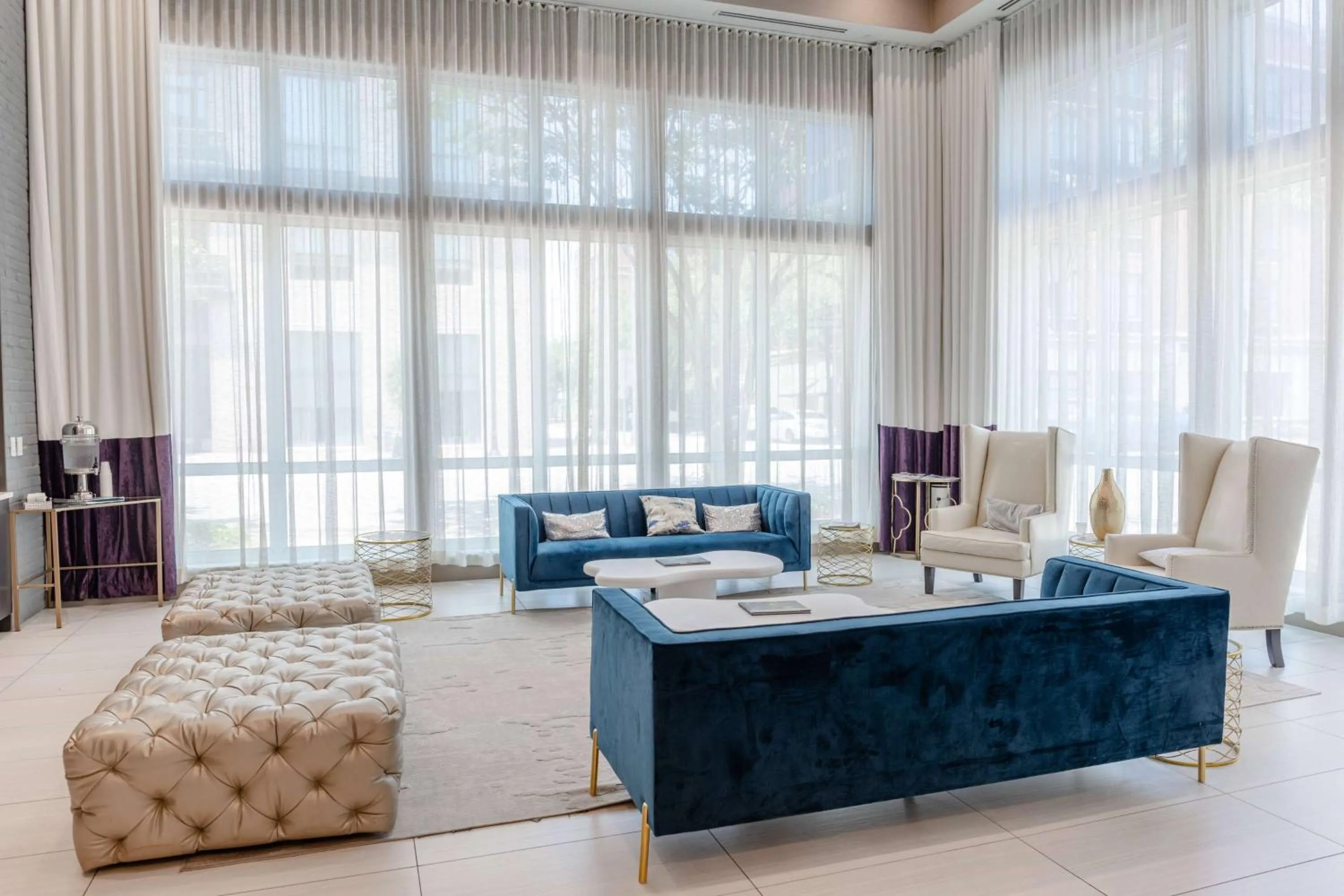 Lobby or reception in TRYP by Wyndham Savannah