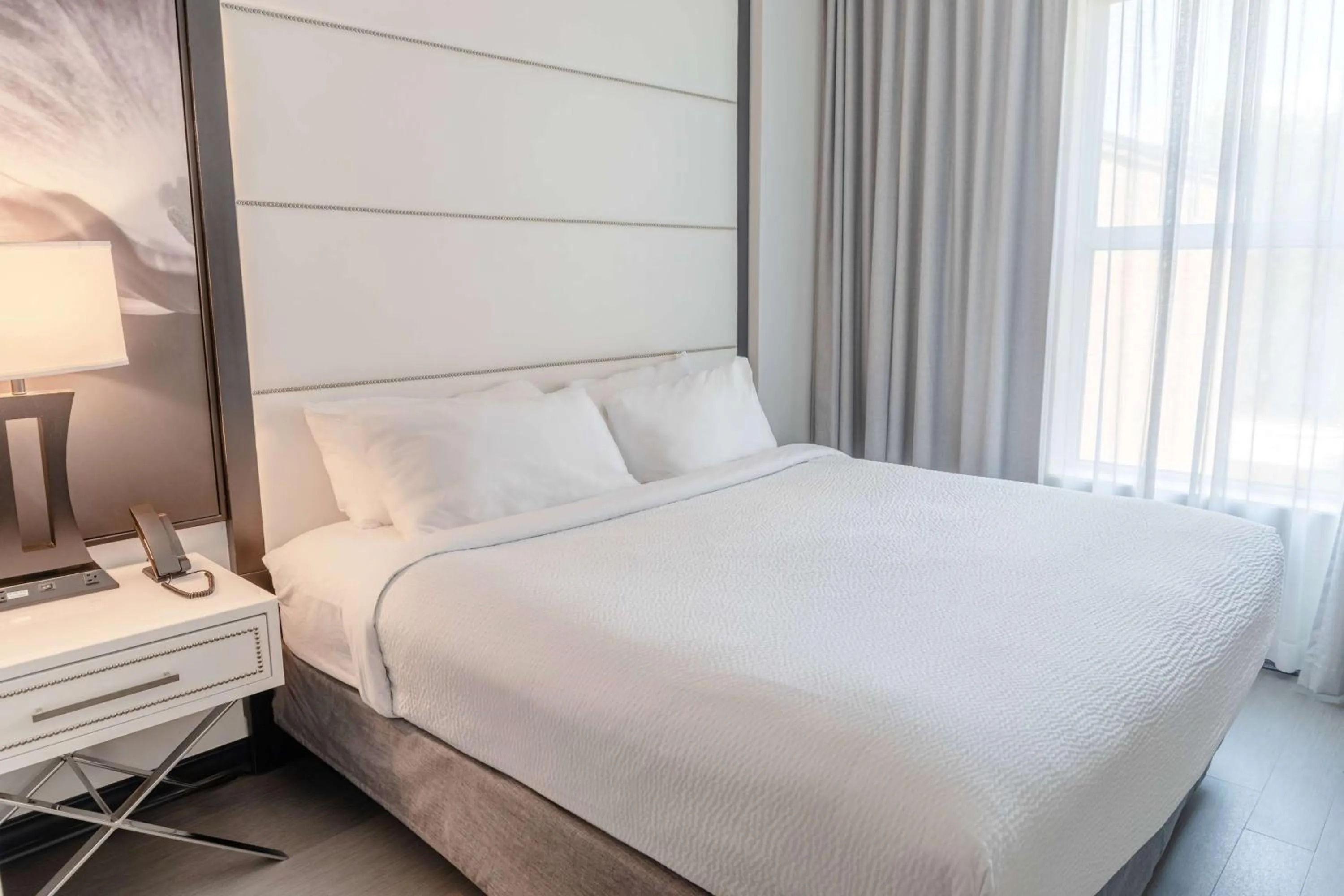 Photo of the whole room, Bed in TRYP by Wyndham Savannah