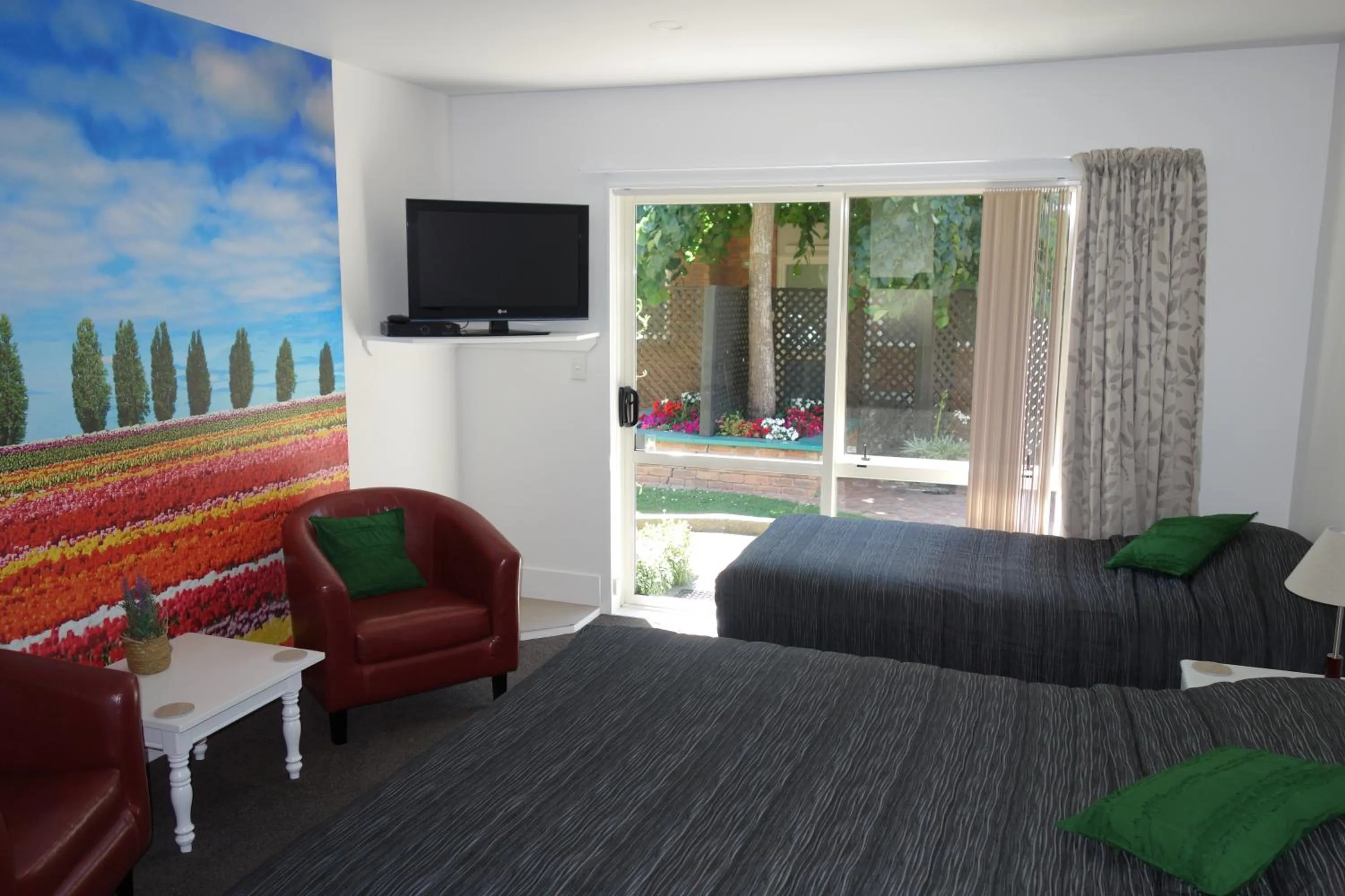 Photo of the whole room in Northwood Motor Lodge