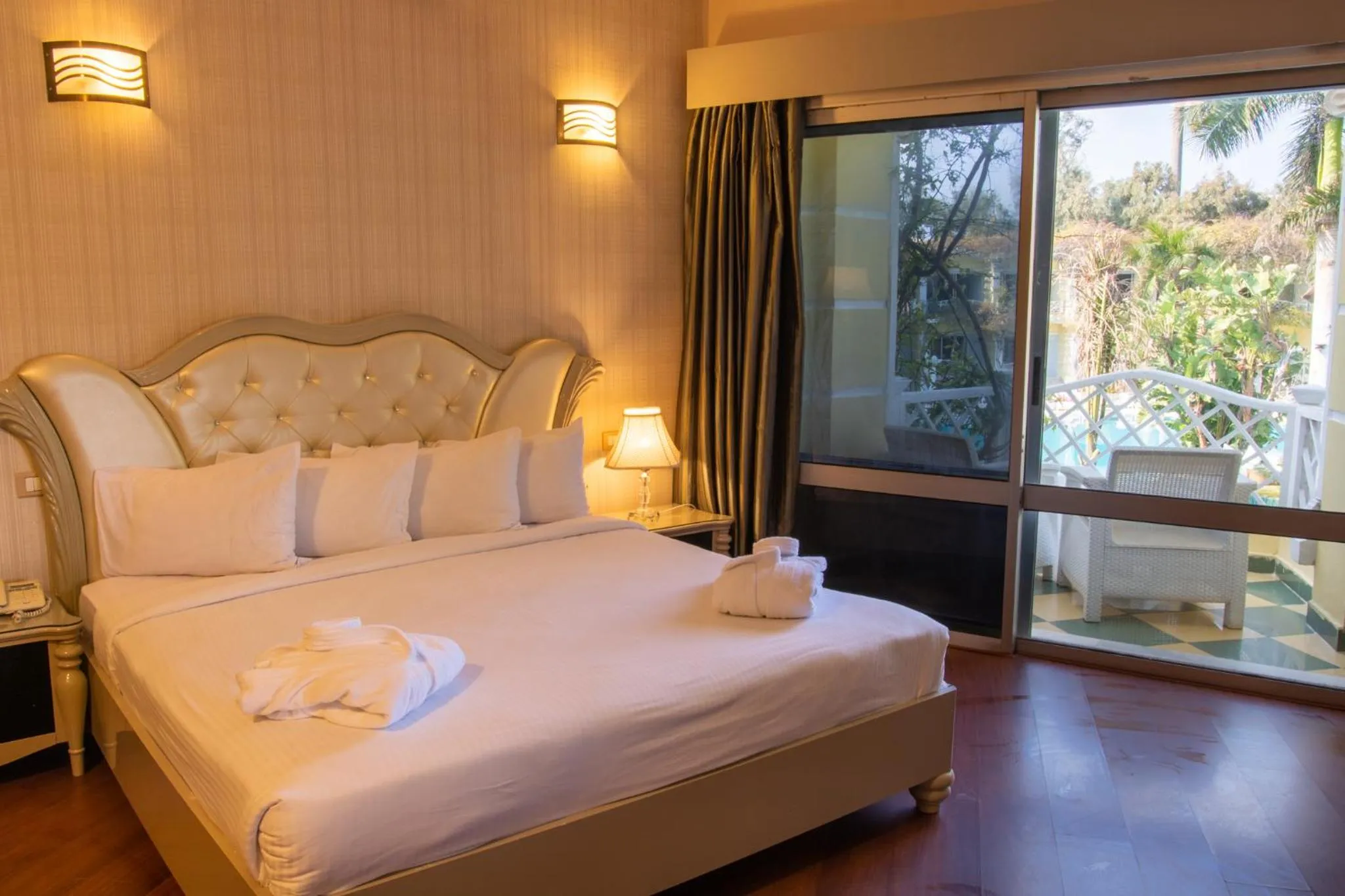 Bedroom, Bed in Paradise Inn Beach Resort