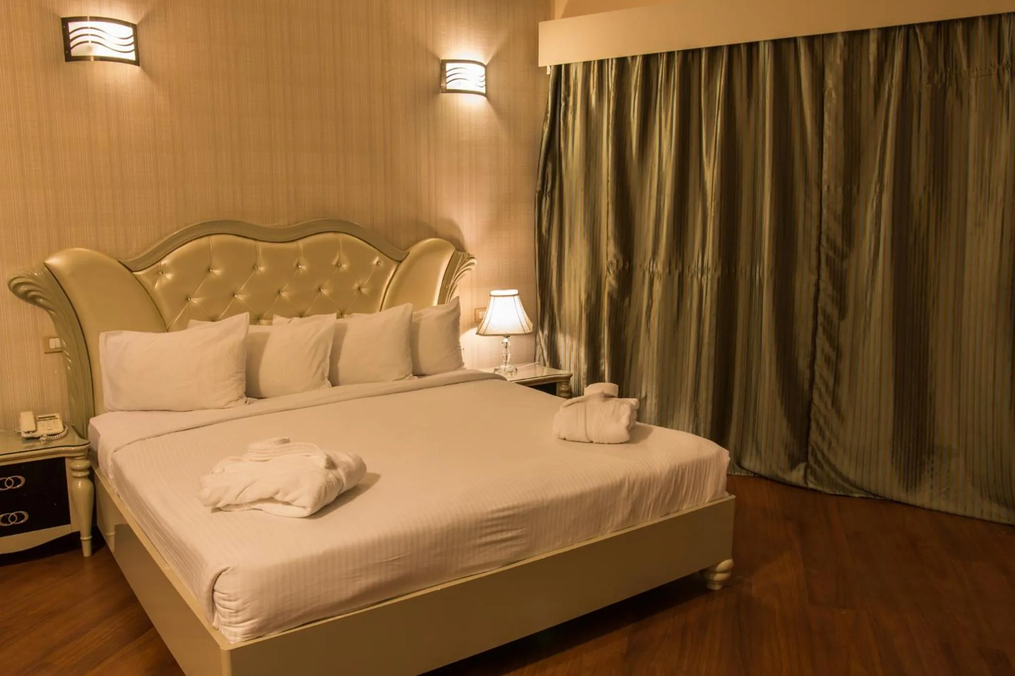 Photo of the whole room, Bed in Paradise Inn Beach Resort