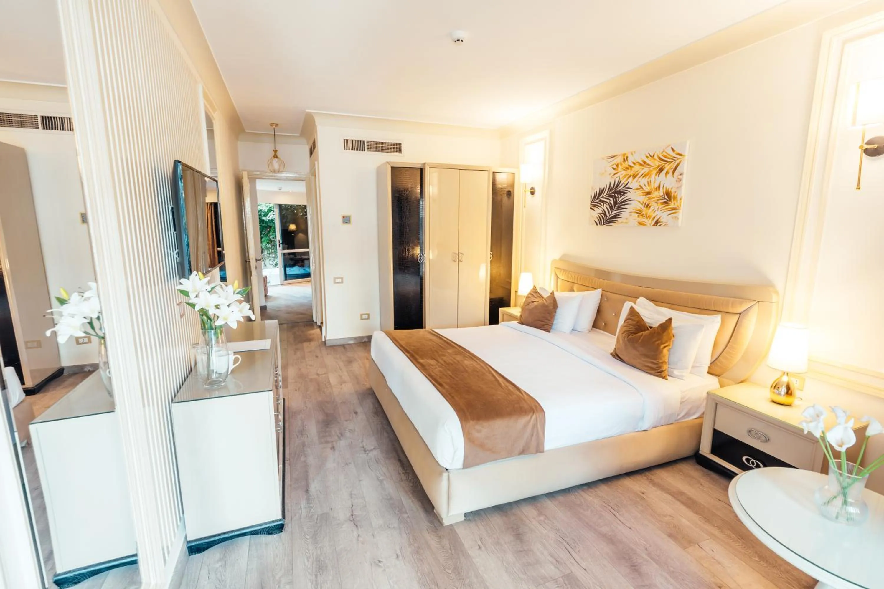 Bed in Paradise Inn Beach Resort