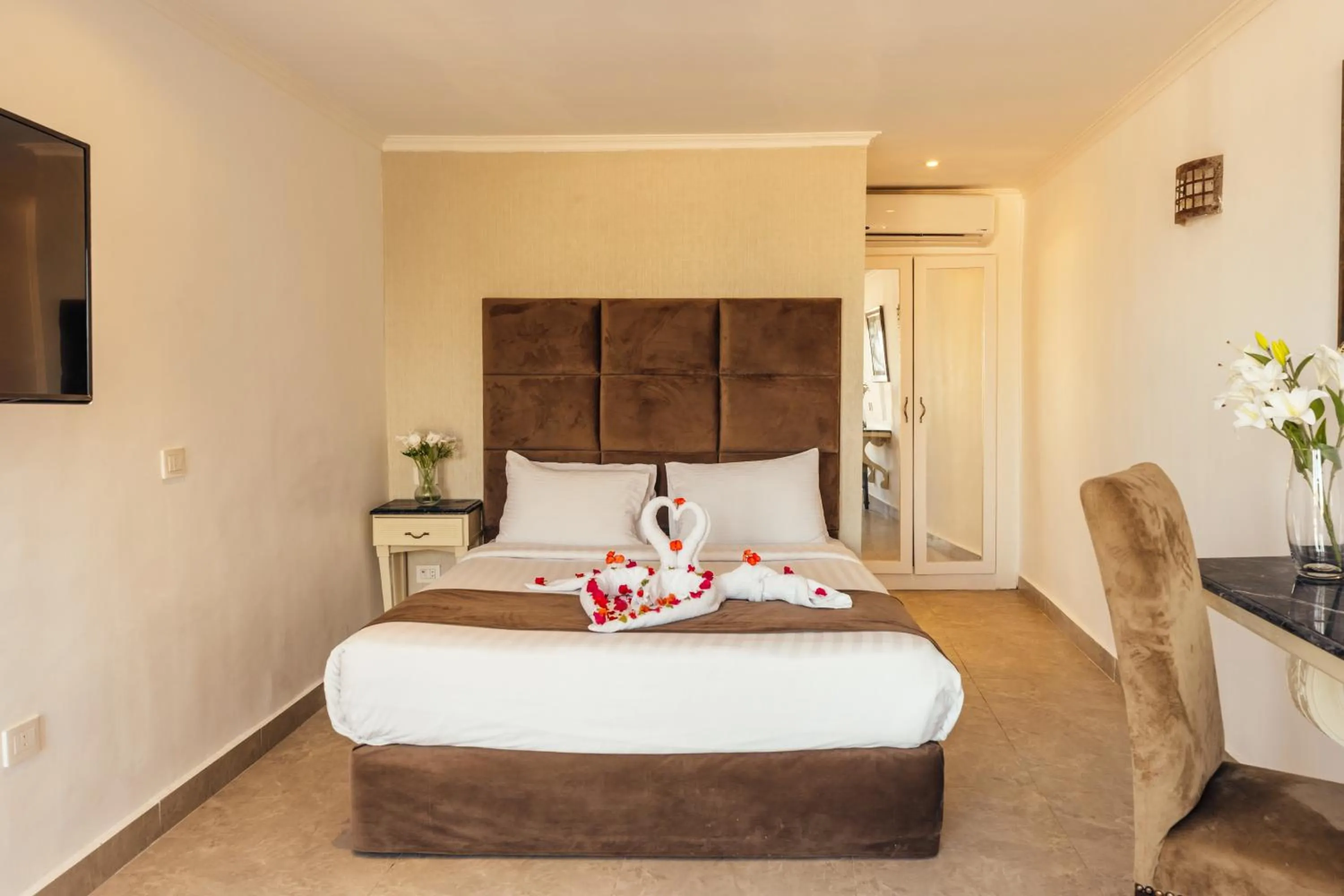 Photo of the whole room, Bed in Paradise Inn Beach Resort