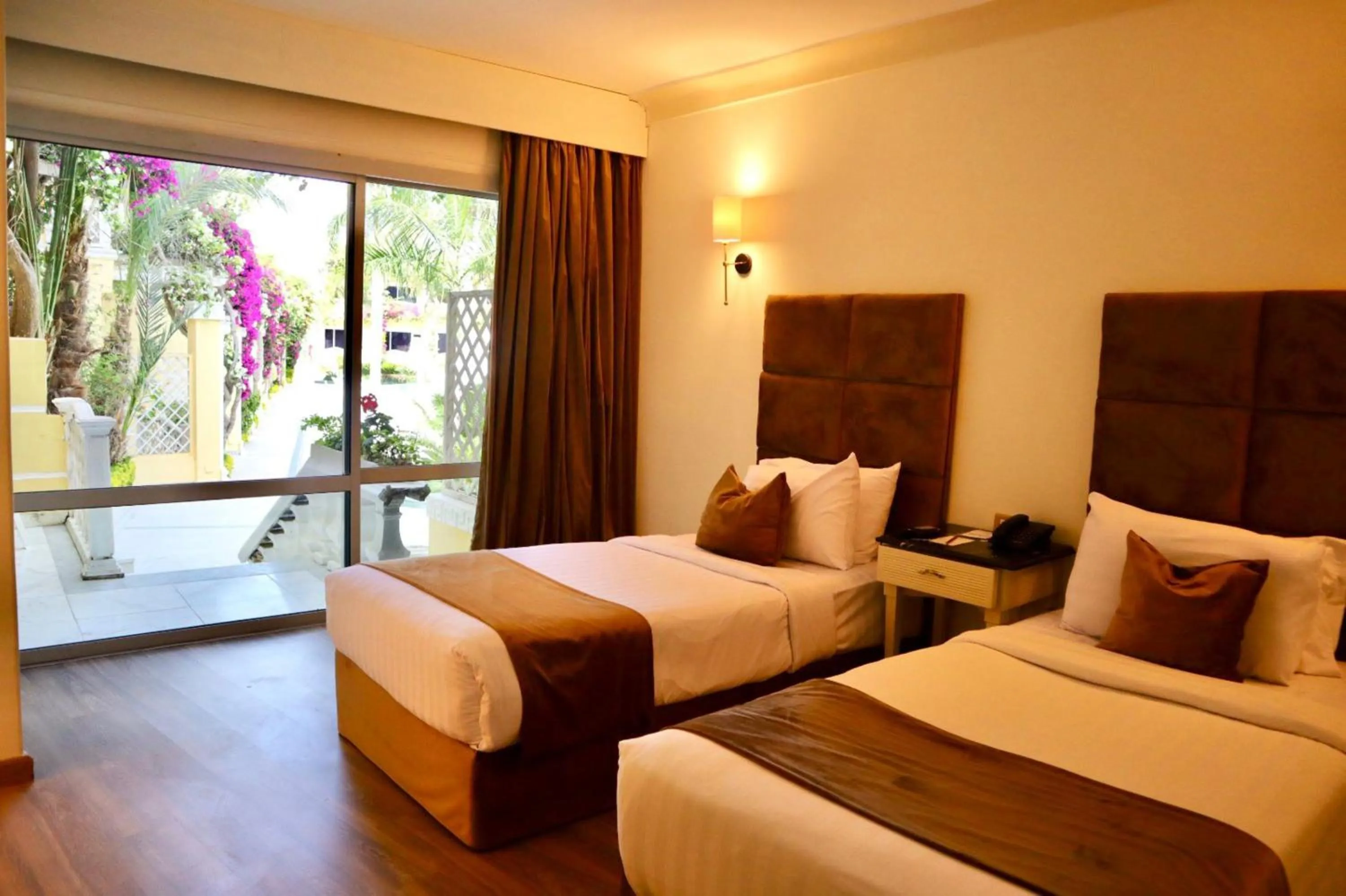 Bedroom, Bed in Paradise Inn Beach Resort