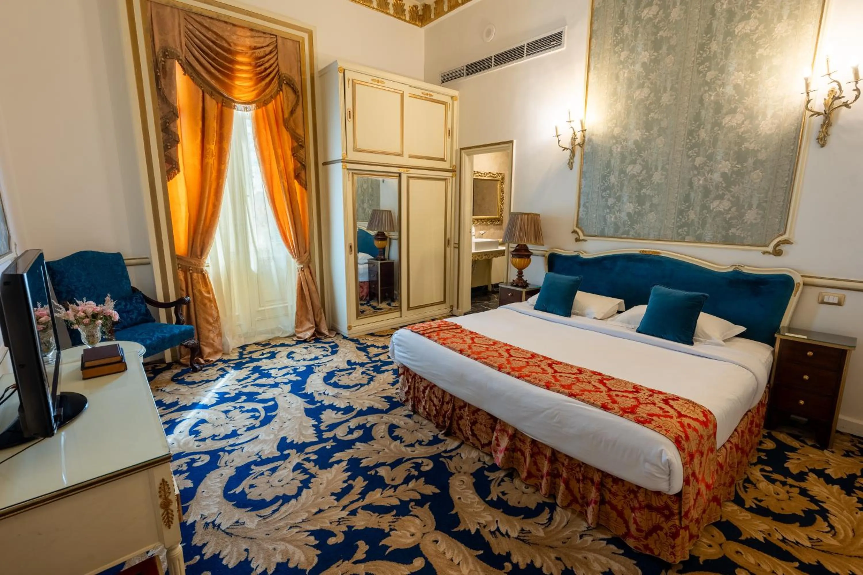 Photo of the whole room, Bed in Le Metropole Luxury Heritage Hotel Since 1902 by Paradise Inn Group