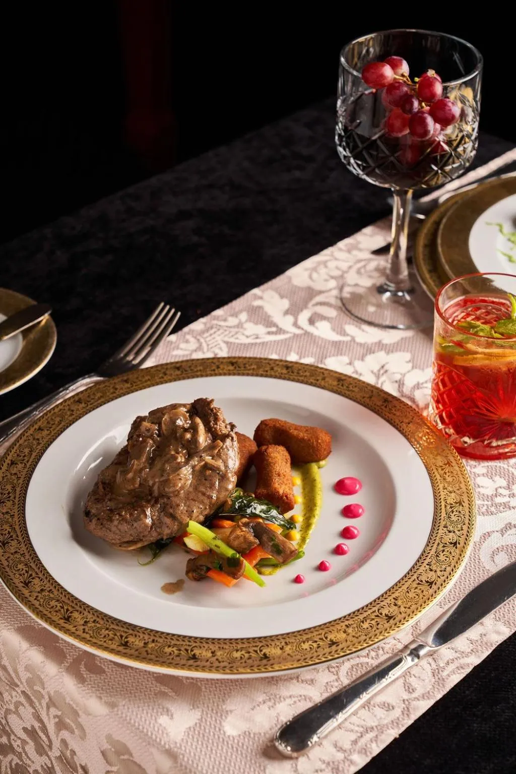 Dinner in Le Metropole Luxury Heritage Hotel Since 1902 by Paradise Inn Group