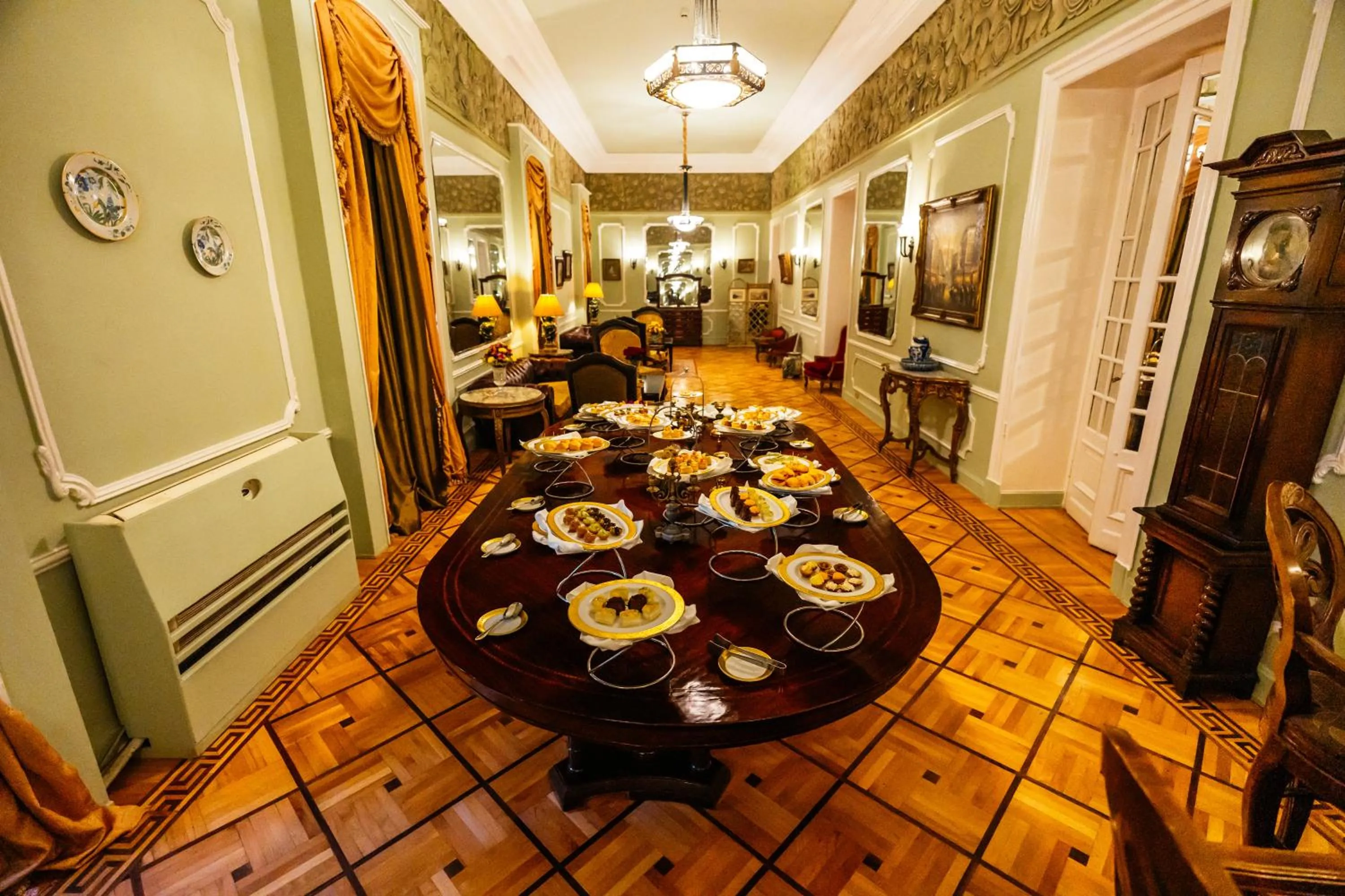 Food and drinks in Le Metropole Luxury Heritage Hotel Since 1902 by Paradise Inn Group