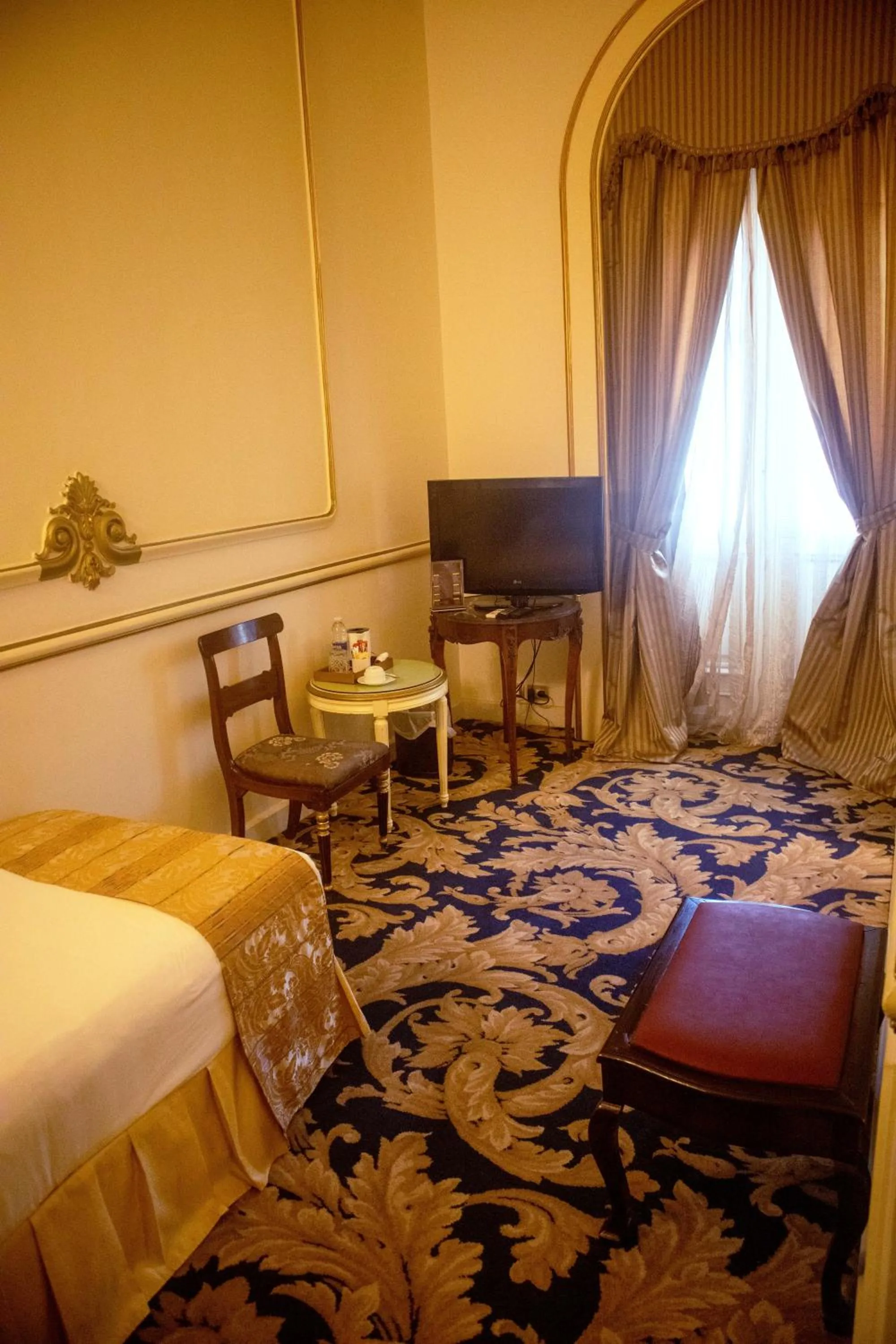 Seating area, Bed in Le Metropole Luxury Heritage Hotel Since 1902 by Paradise Inn Group