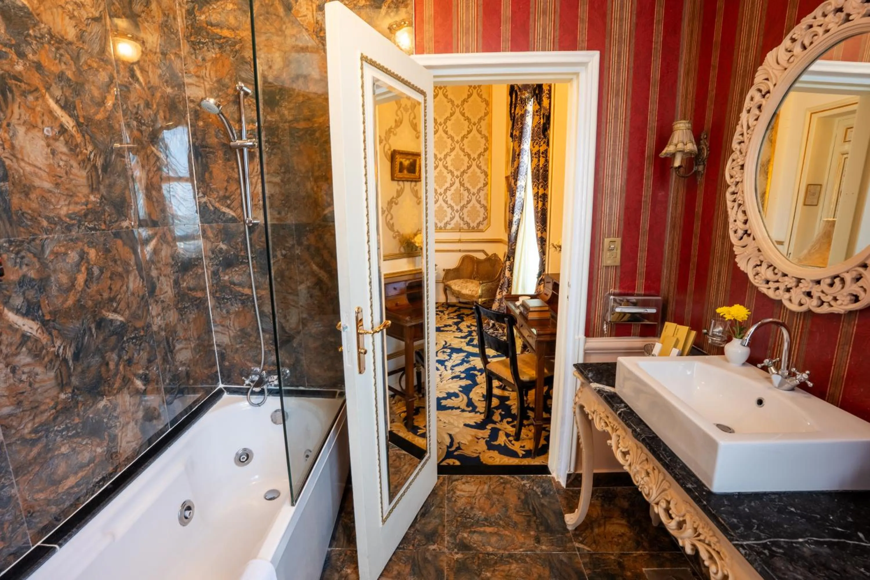 Bathroom in Le Metropole Luxury Heritage Hotel Since 1902 by Paradise Inn Group