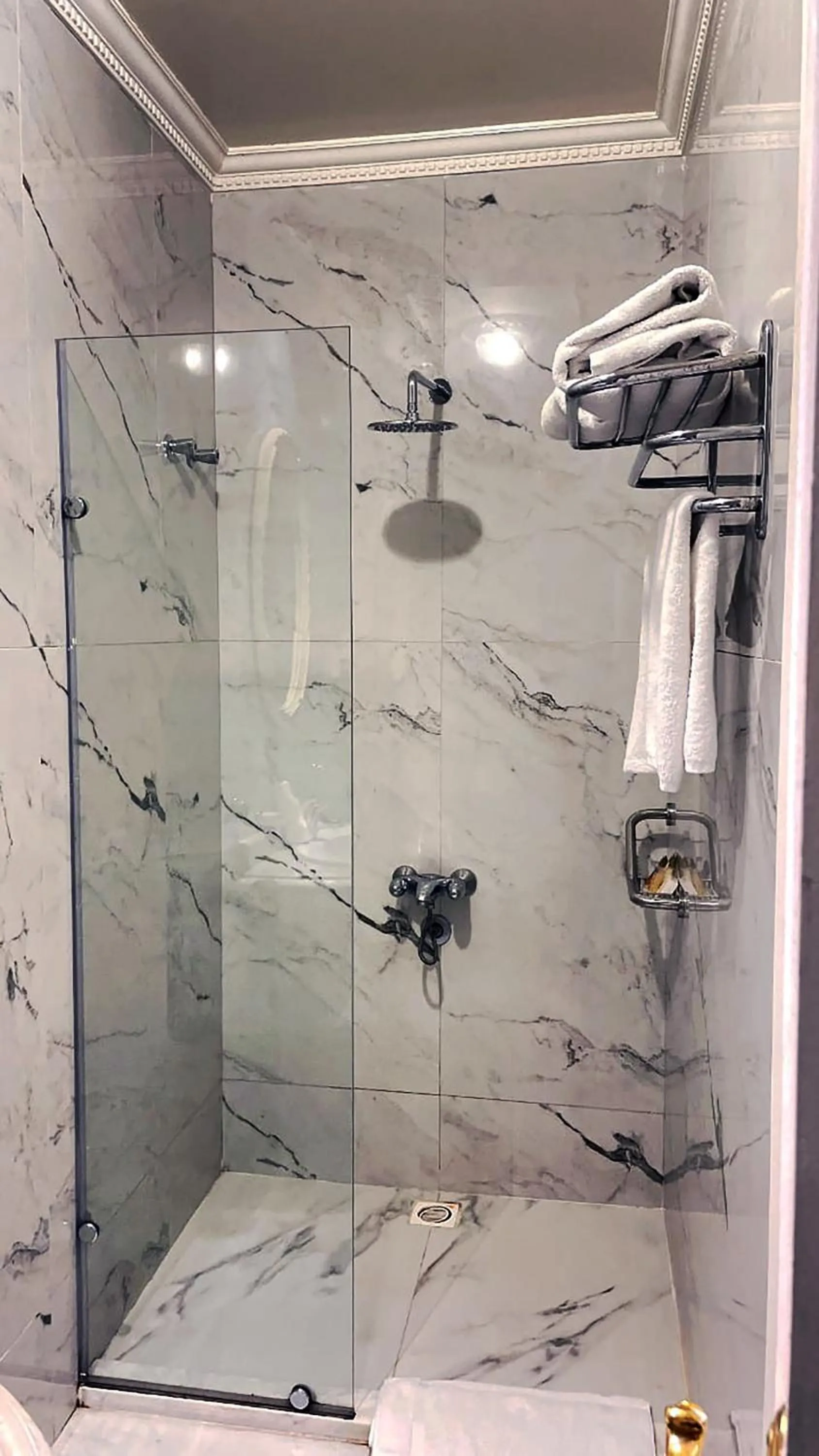 Bathroom in Le Metropole Luxury Heritage Hotel Since 1902 by Paradise Inn Group