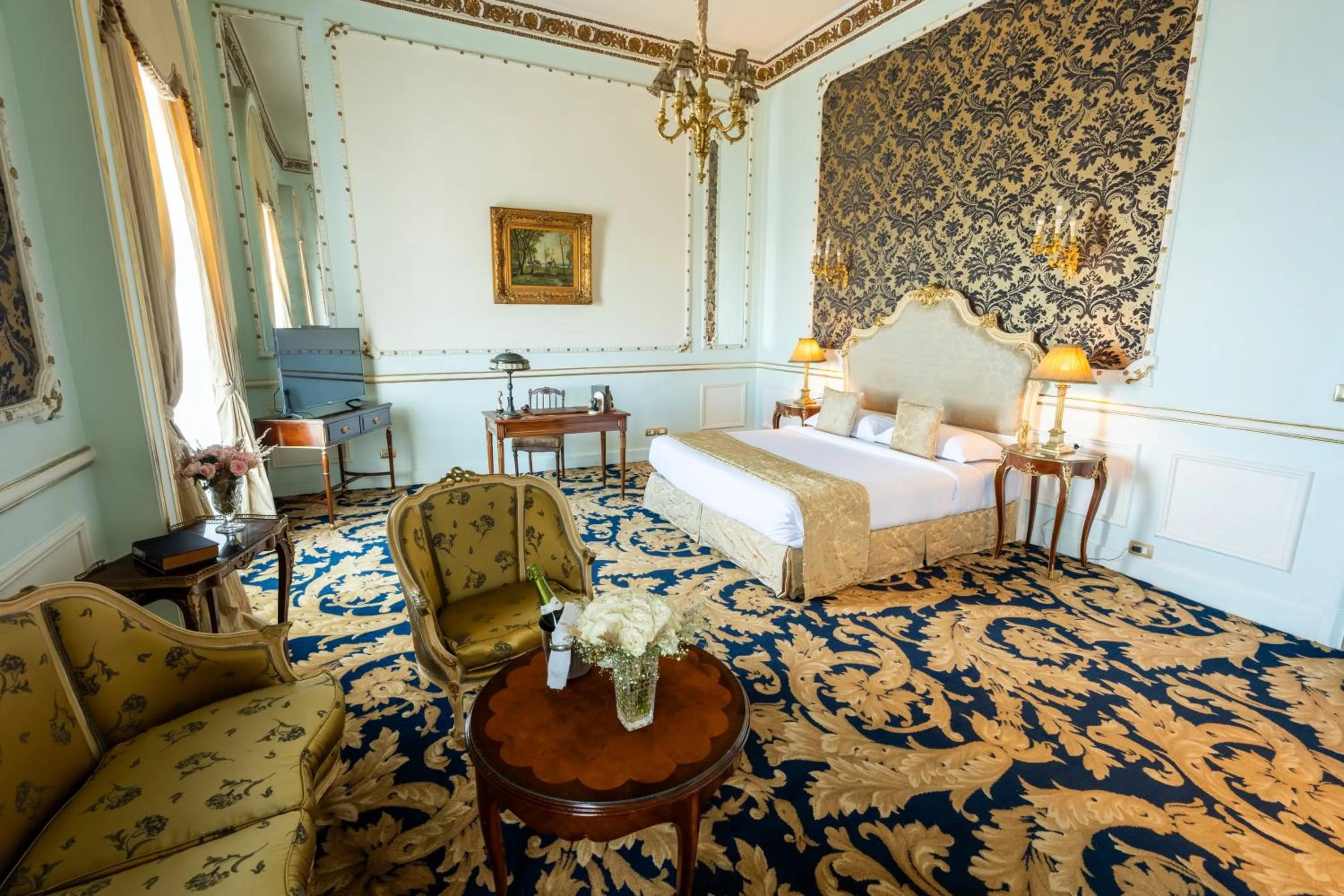 Photo of the whole room, Bed in Le Metropole Luxury Heritage Hotel Since 1902 by Paradise Inn Group