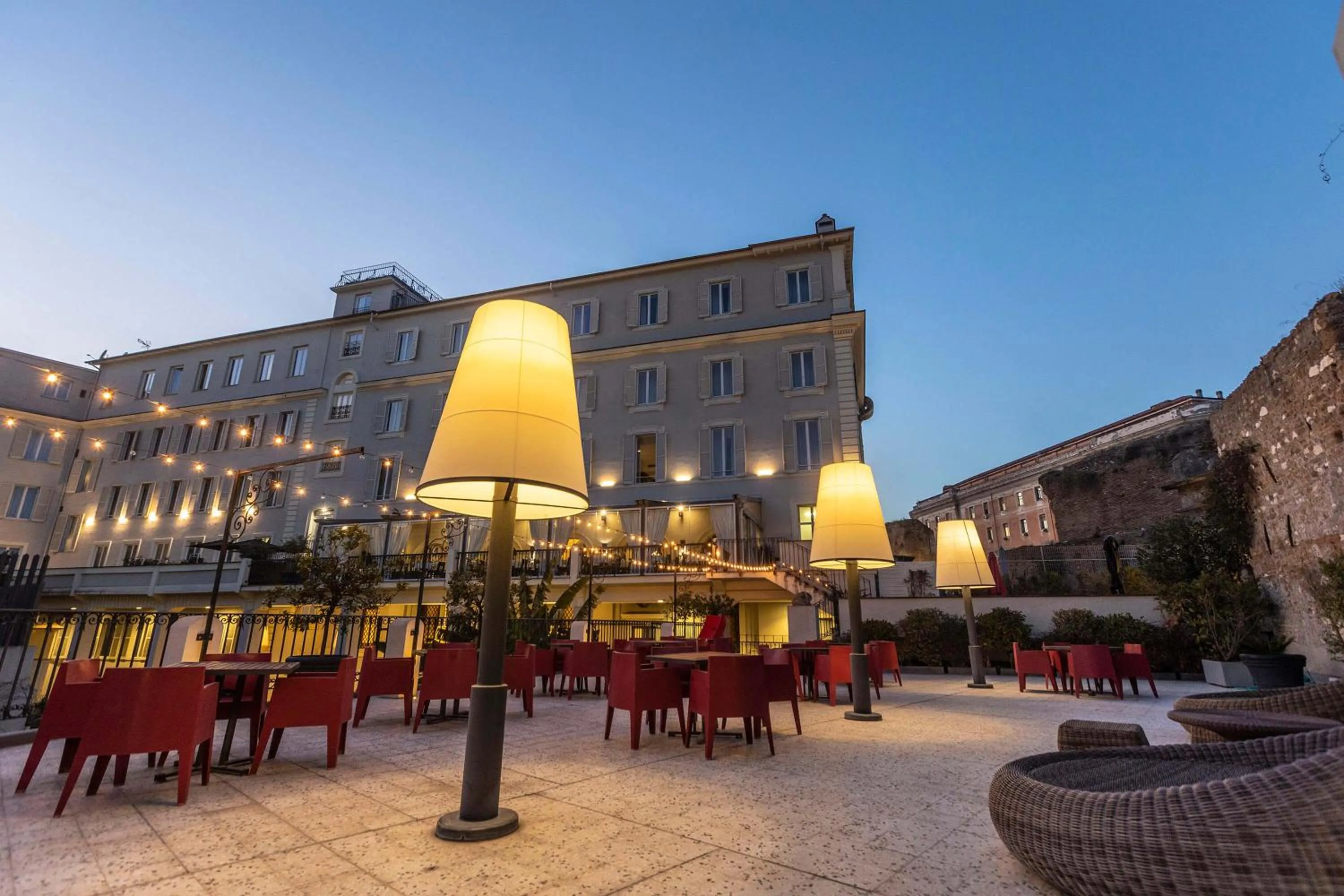 Restaurant/places to eat in Hotel The Building